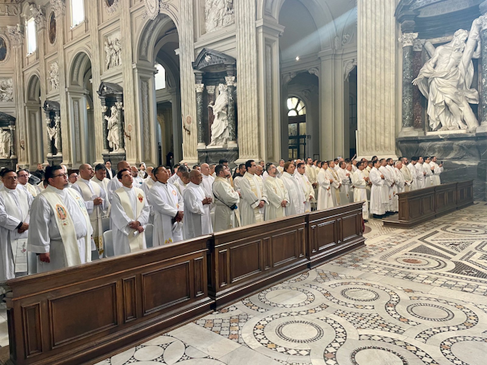 Los sacerdotes miembros de la Asociación Nacional de Sacerdotes Hispanos durante una Misa celebrada en la Basílica de San Pedro. (Fotos cortesía de Santiago Fernández)