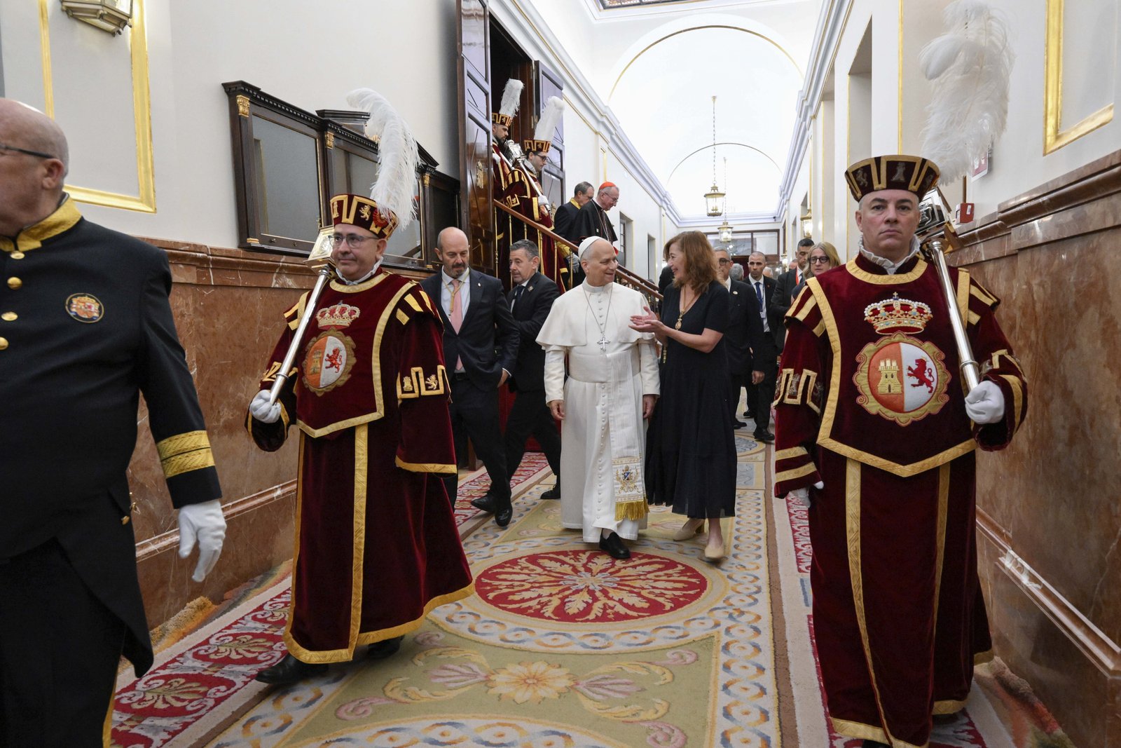 El Papa León XIV llega al Congreso de los Diputados, en Madrid, acompañado por Pedro Rollán Ojeda, presidente del Senado de España, y Francina Armengol, presidenta del Congreso de los Diputados, para dirigirse a una sesión conjunta del Parlamento español el 8 de junio de 2026. (Foto OSV News/Simone Risoluti, Vatican Media)