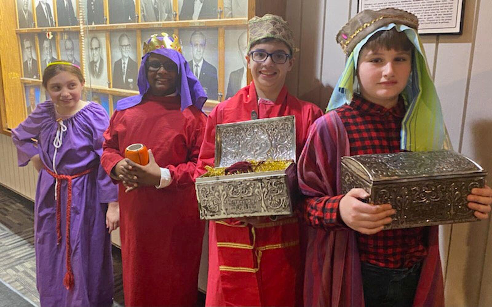 Durante la fiesta de Epifanía de la St. John Paul II Classical Catholic School en el Knights of Columbus Hall en Wyandotte, celebrada en enero de 2023, unos niños se disfrazaron de Reyes Magos. Los alumnos llevaron los tradicionales regalos de oro, incienso y mirra. (Foto de cortesía)