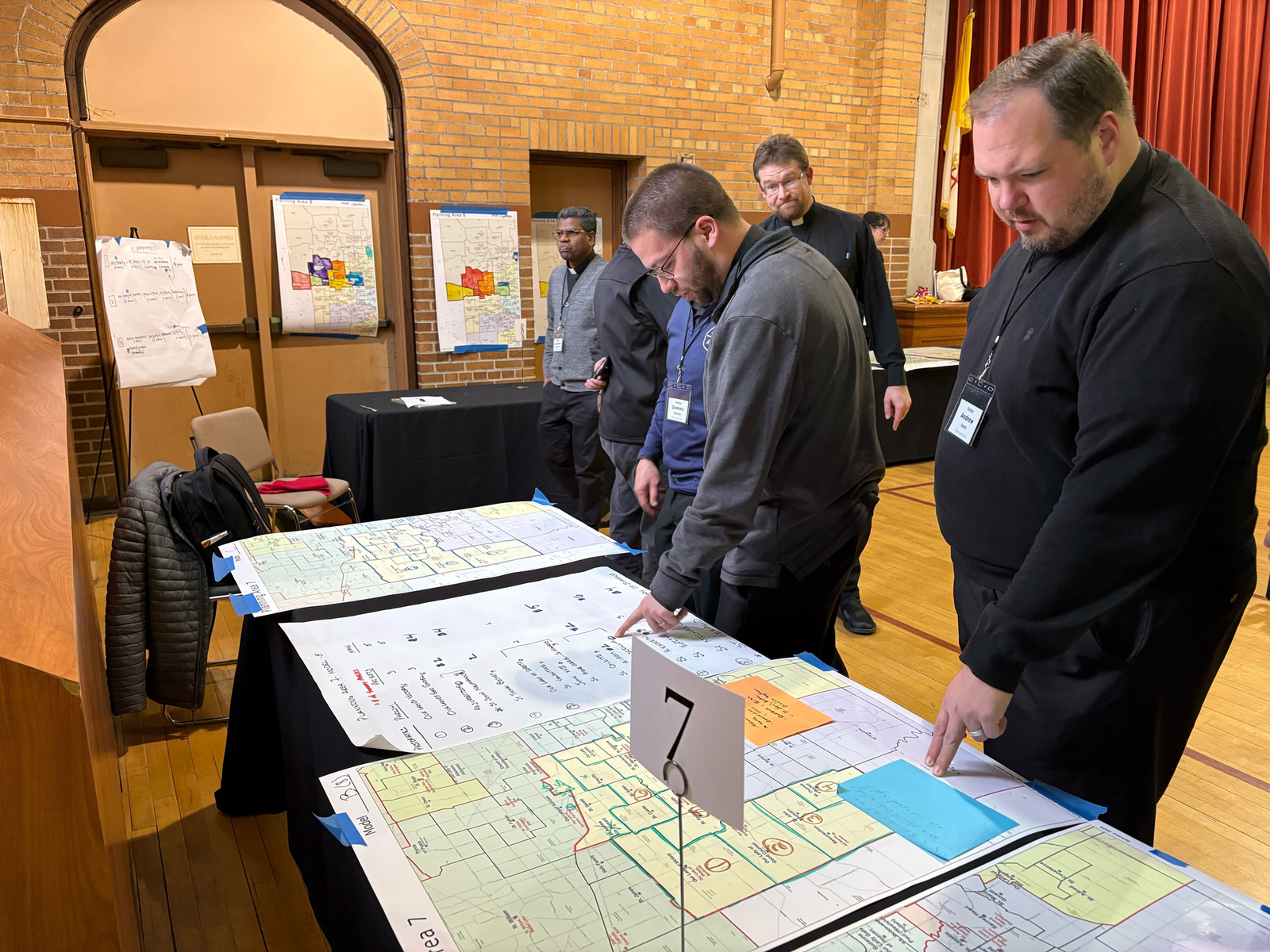 Sacerdotes de la Arquidiócesis de Detroit revisan los borradores iniciales de los modelos de organización pastoral durante un taller celebrado en enero de 2026 en el Seminario Mayor del Sagrado Corazón (Sacred Heart Major Seminary) de Detroit. En septiembre, representantes de cada una de las 15 zonas de planificación de la arquidiócesis se reunieron para perfeccionar dichos borradores y elaborar dos propuestas por zona, basándose en los miles de comentarios recibidos de los fieles durante la primavera y el verano. (Daniel Meloy | Detroit Catholic)