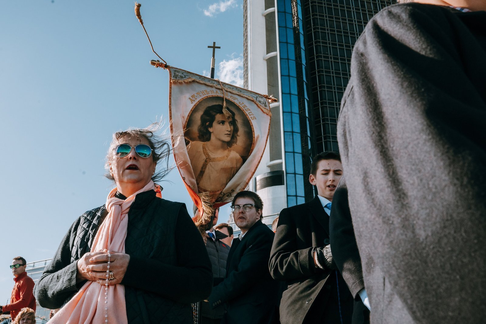 Un grupo de personas rezan a la orilla del río Detroit, cerca del sitio donde los primeros exploradores franceses llegaron en 1701 para fundar la ciudad, durante el evento Rosary Coast to Coast, celebrado en octubre de 2019. “Fue desde las orillas del río Detroit que llegaron los primeros misioneros”, señaló el padre Mallia. “Y es a través de las aguas del bautismo como entramos en la vida de la gracia”.