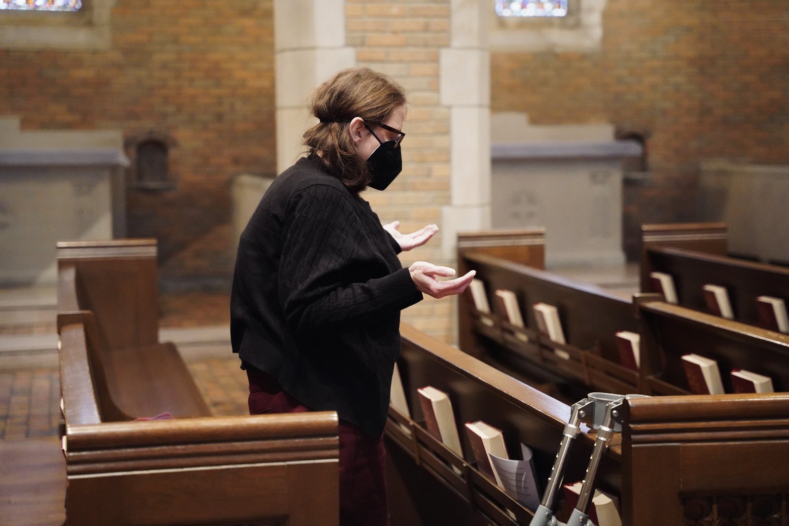 “En muchos sentidos, el COVID empujó a la sociedad hacia espacios virtuales de los que nunca terminamos de salir del todo”, señaló el Dr. Redinger. “Y al trasladarnos a esos entornos, encontramos menos resguardo y dinámicas más riesgosas que las interacciones sociales que los jóvenes tenían antes de la pandemia”.