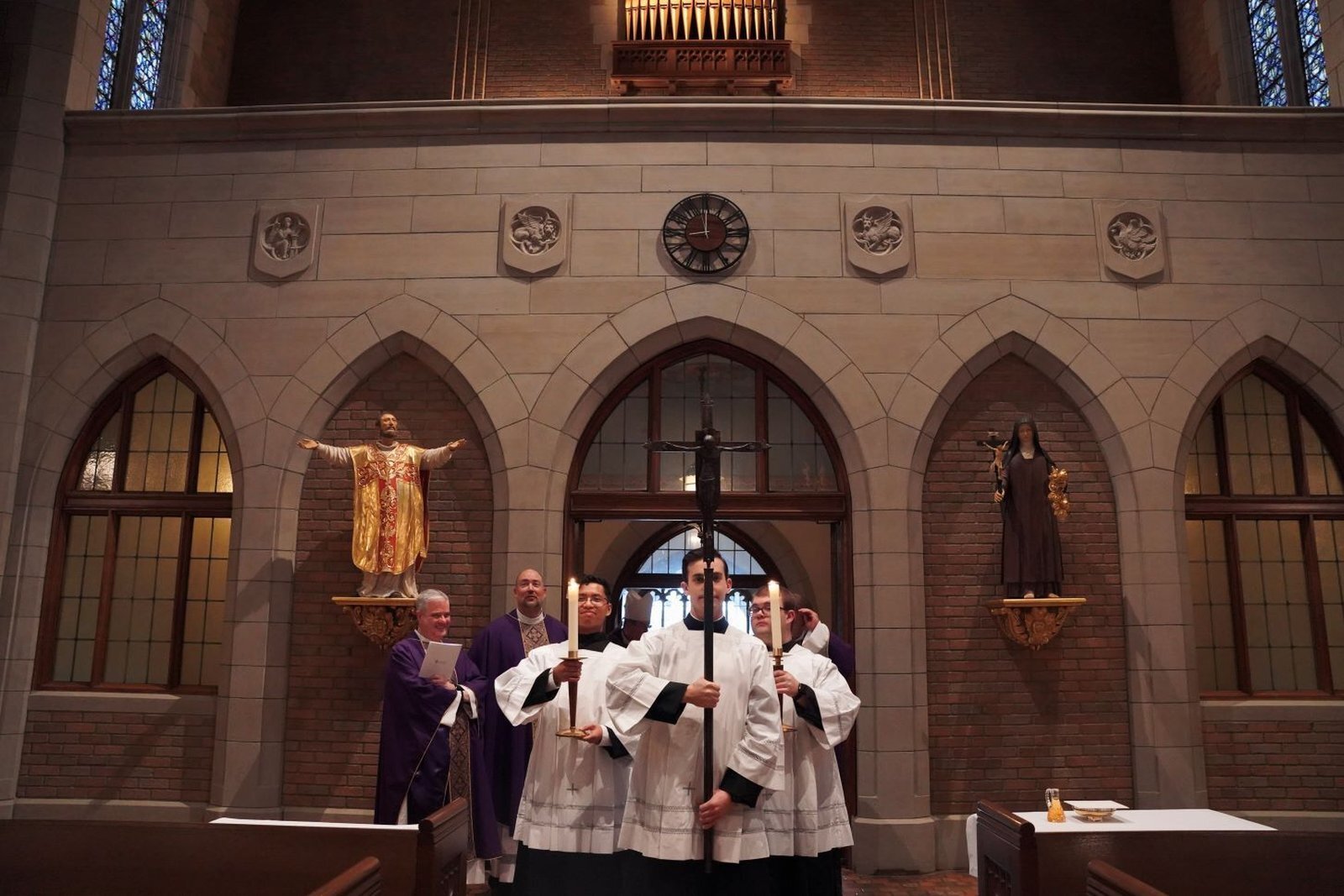 El Dr. Redinger señaló que las parroquias católicas pueden ser un sostén frente al aislamiento y la soledad que muchas personas, especialmente los jóvenes, experimentan en el mundo posterior a la pandemia de COVID.