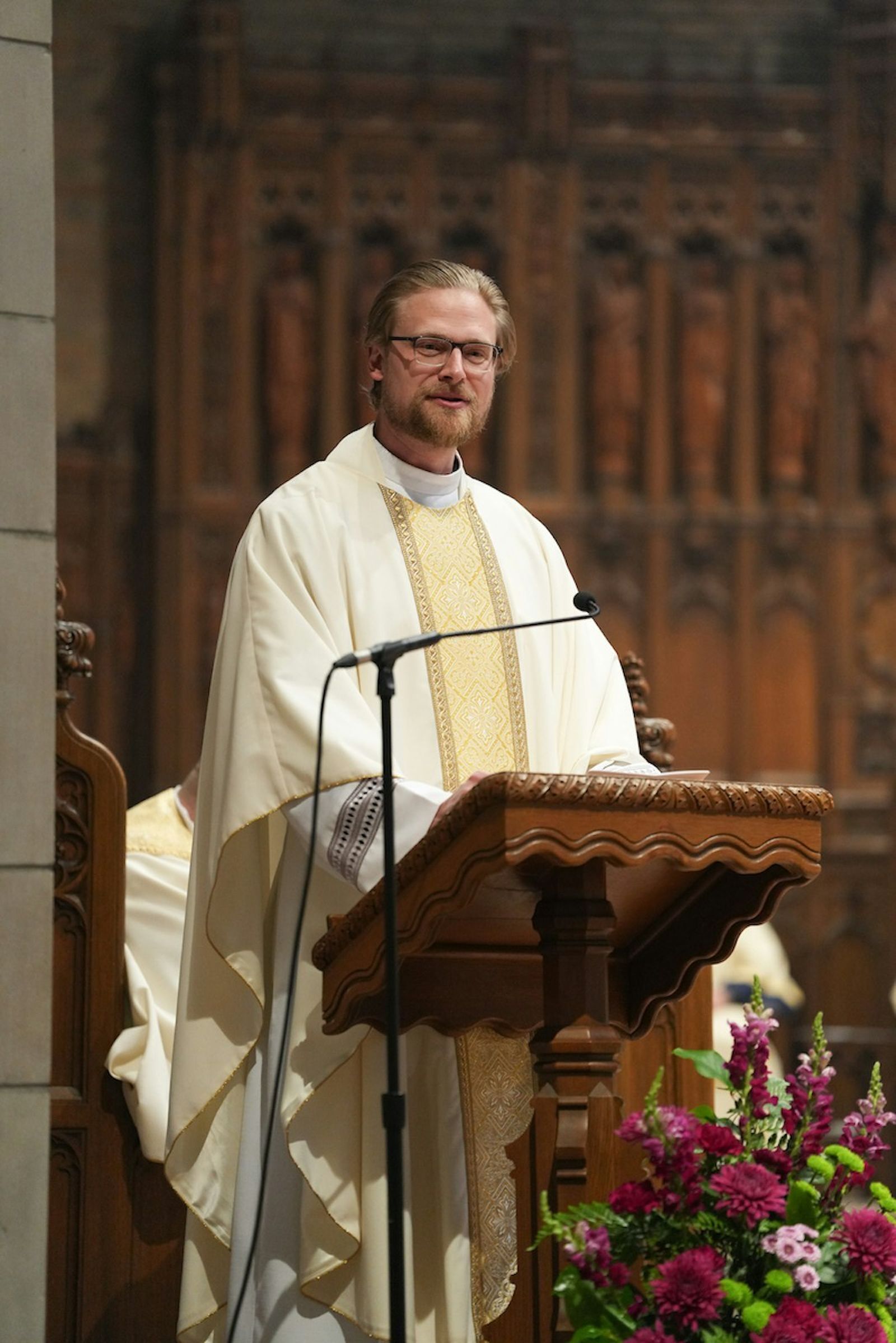 El P. Zach Mabee, de la Diócesis de Lansing y miembro del equipo de profesores de filosofía y del equipo de formación sacerdotal de estudios pre-teológicos en el Sacred Heart Major Seminary, pronunció la homilía. Destacó que Jesucristo continúa siendo la figura central en el seminario, motivando a los graduados a llevar su enseñanza más allá de los salones de clase.