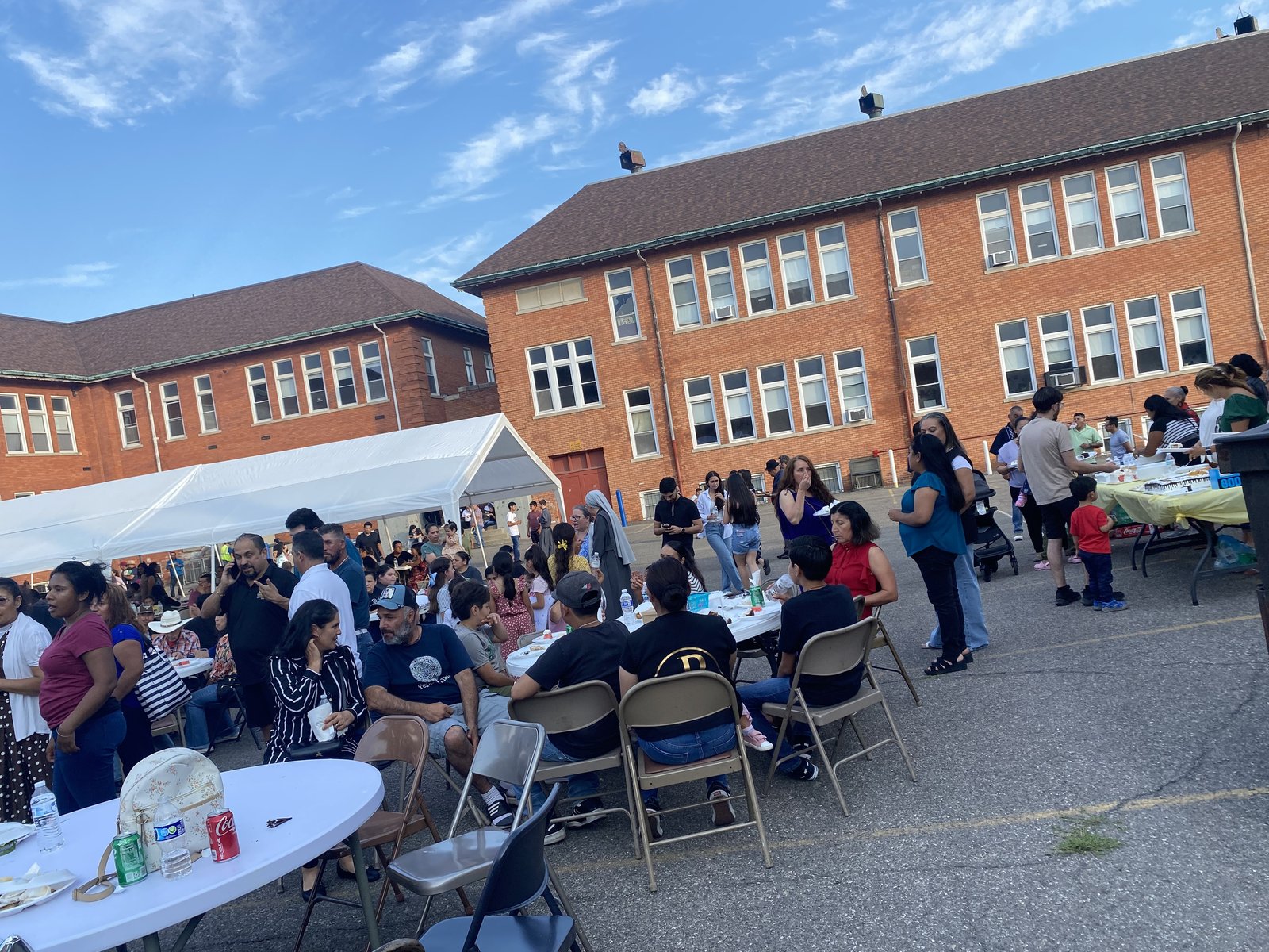 El sábado pasado, la comunidad se reunió en el estacionamiento de la parroquia para despedir al P. Dennis Walsh en un evento lleno de emociones. La despedida fue un reflejo del amor y la gratitud que la comunidad siente por su párroco.