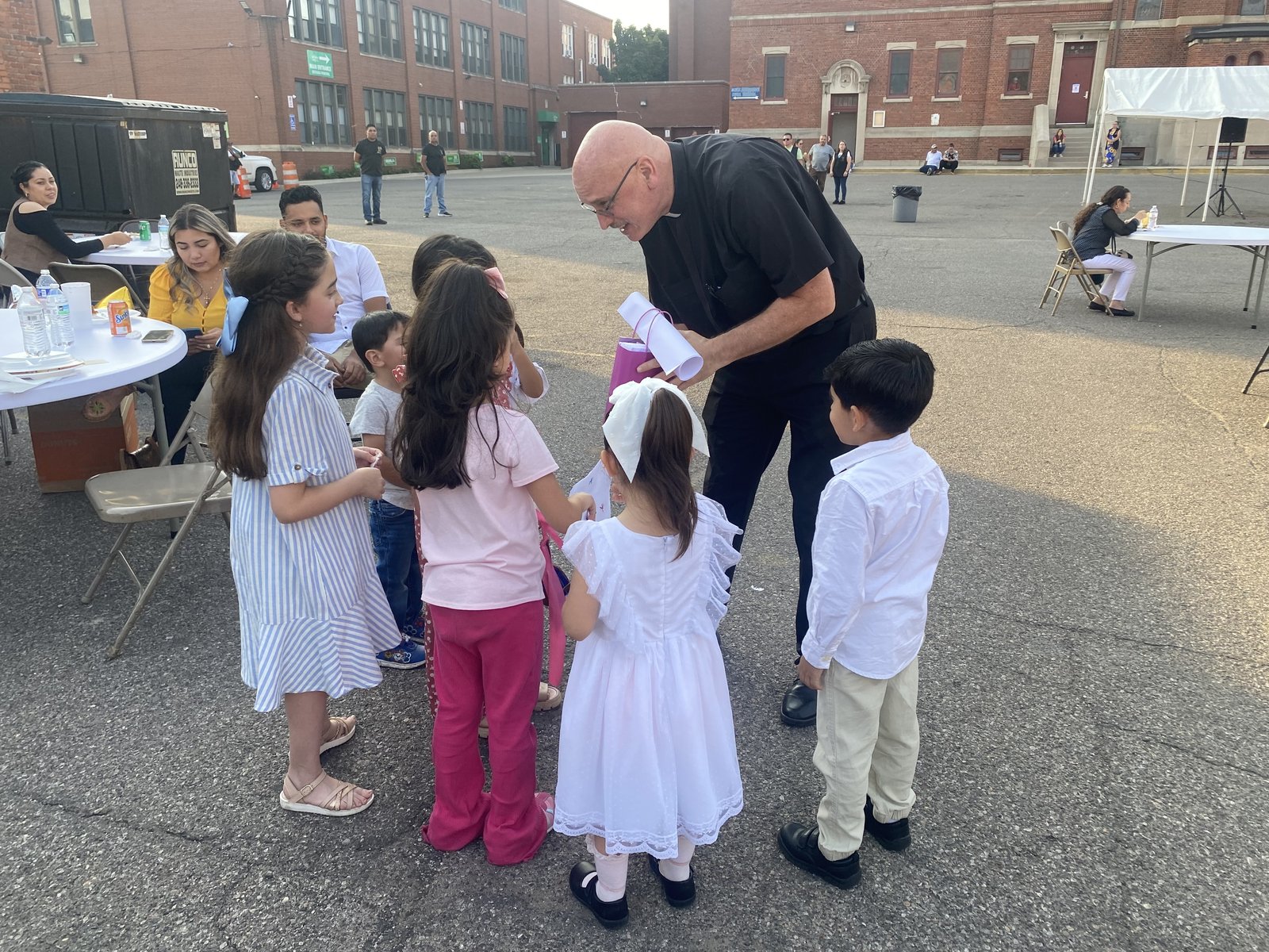 "Hubo música, comida, y muchos abrazos y lágrimas", explicó Antonio. "Todos querían darle las gracias. Verlo partir fue difícil, pero sabemos que los planes de Dios son perfectos. Fue un día lleno de sentimientos encontrados, pero también de esperanza para el futuro."