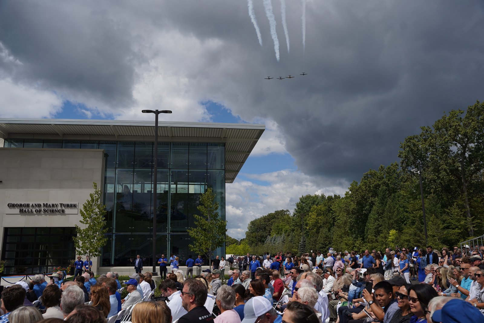 Los aviones sobrevuelan durante la ceremonia de inauguración y bendición del George and Mary Turek Hall of Science en el Detroit Catholic Central High School en Novi el 11 de agosto.