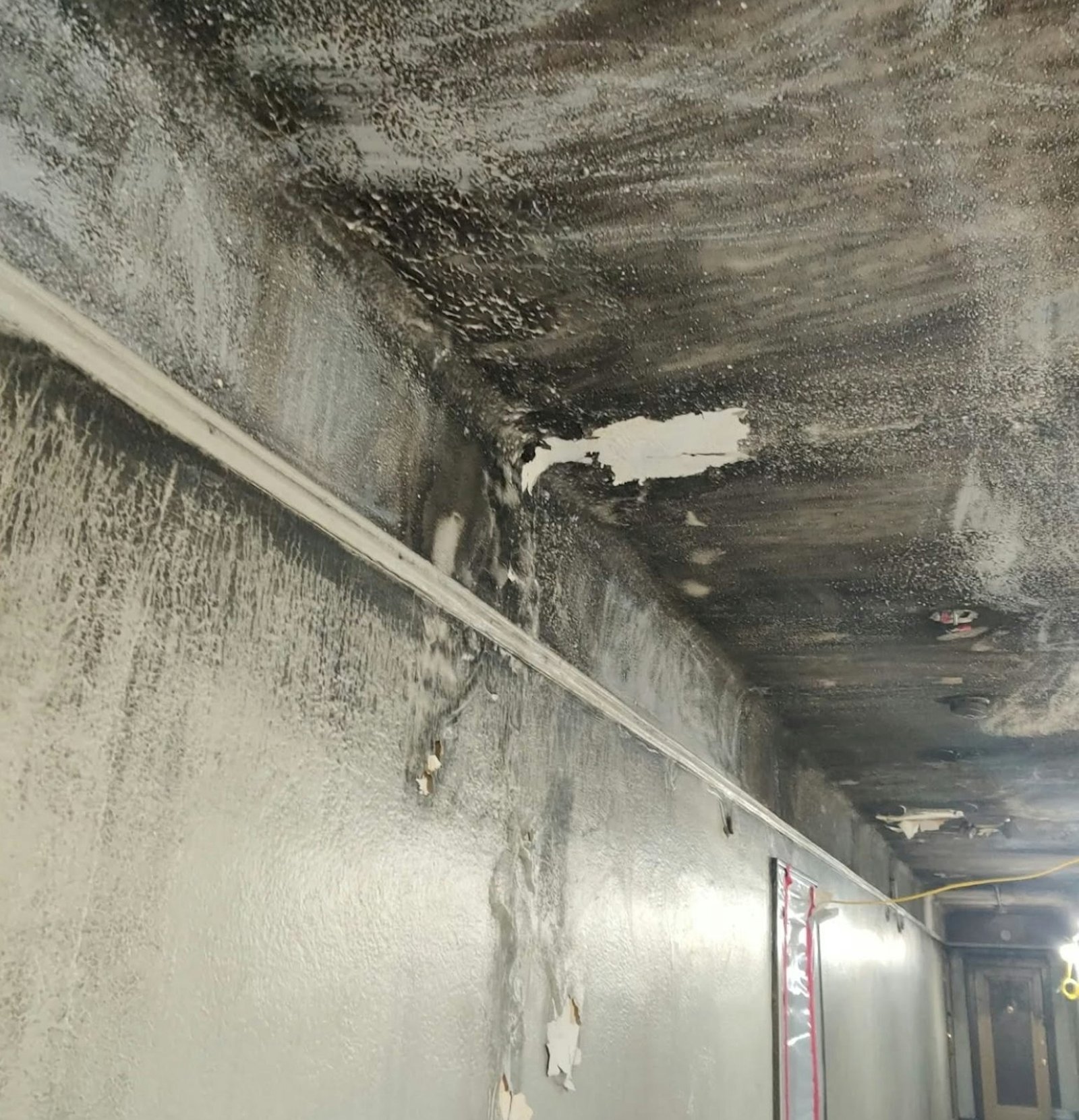Si bien las llamas no afectaron interior de su apartamento, Alexander perdió la mayor parte de sus muebles y ropa debido a los daños causados por el fuego y el humo. Amigos, familiares y compañeros de trabajo de la comunidad de Cristo Rey se unieron para ofrecerle alojamiento, ropa y comida.