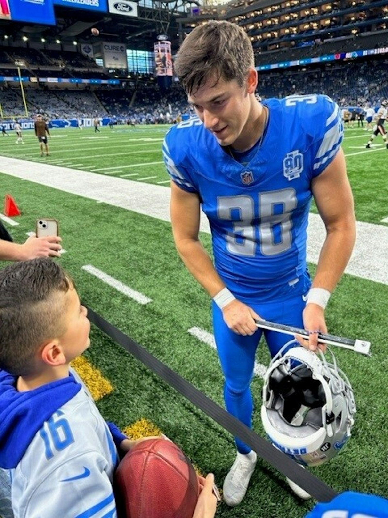 Patterson corrió hacia Hunter cuando terminó su precalentamiento para darle las gracias por el rosario. Patterson le regaló un balón a Hunter y ambos compartieron su amor por Jesús.