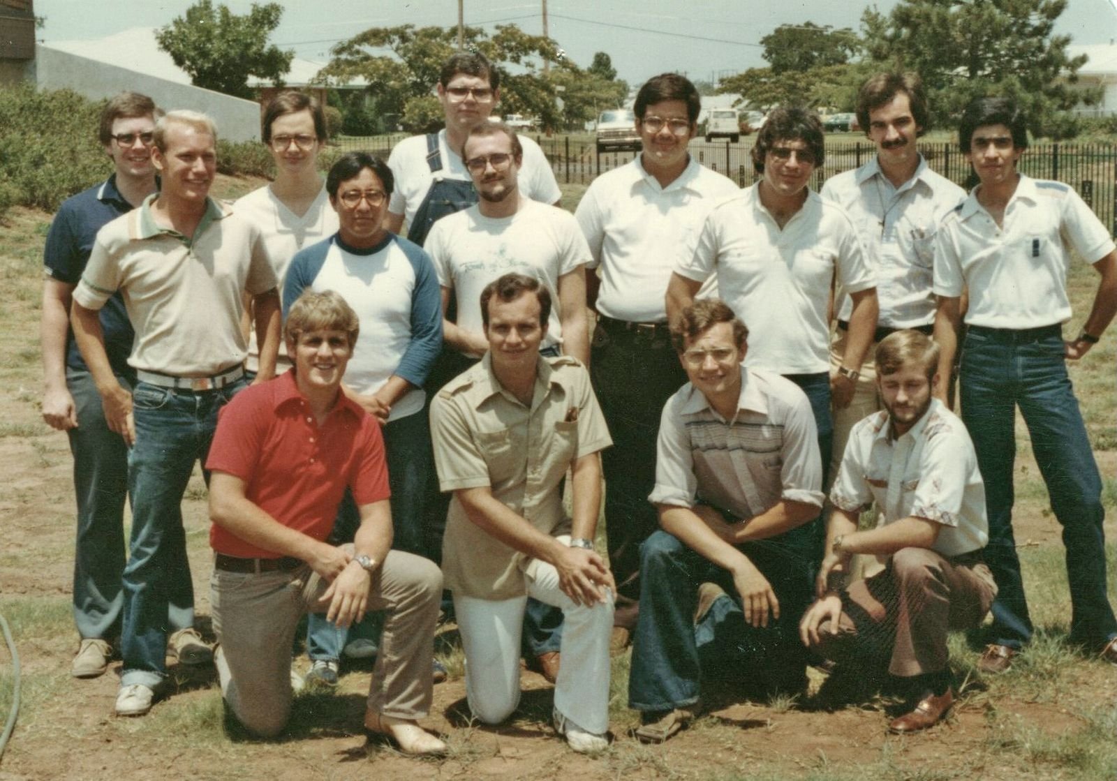 El Arzobispo Weisenburger, tercero a la izquierda en la fila superior, aparece en la foto con un grupo de seminaristas. Ingresó en el Conception Seminary College de Missouri inmediatamente después de graduarse en 1979, y luego cursó cuatro años en la Catholic University of Louvain en Bélgica.