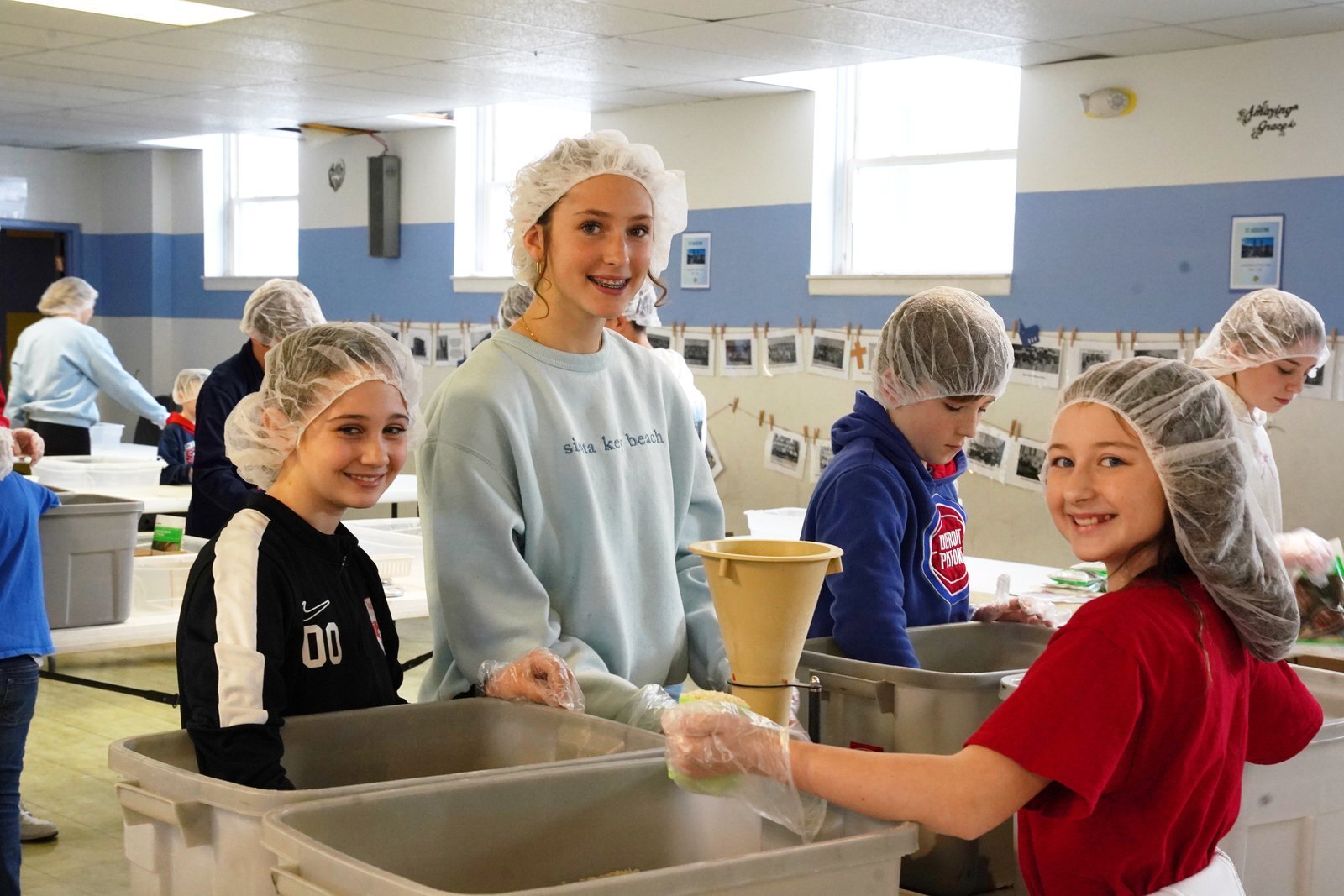 Estudiantes de St. Augustine School, junto con exalumnos de St. Augustine que actualmente asisten a Cardinal Mooney High School y Austin Catholic High School, prepararon 15.000 raciones de alimentos no perecederos para Kids Against Hunger.