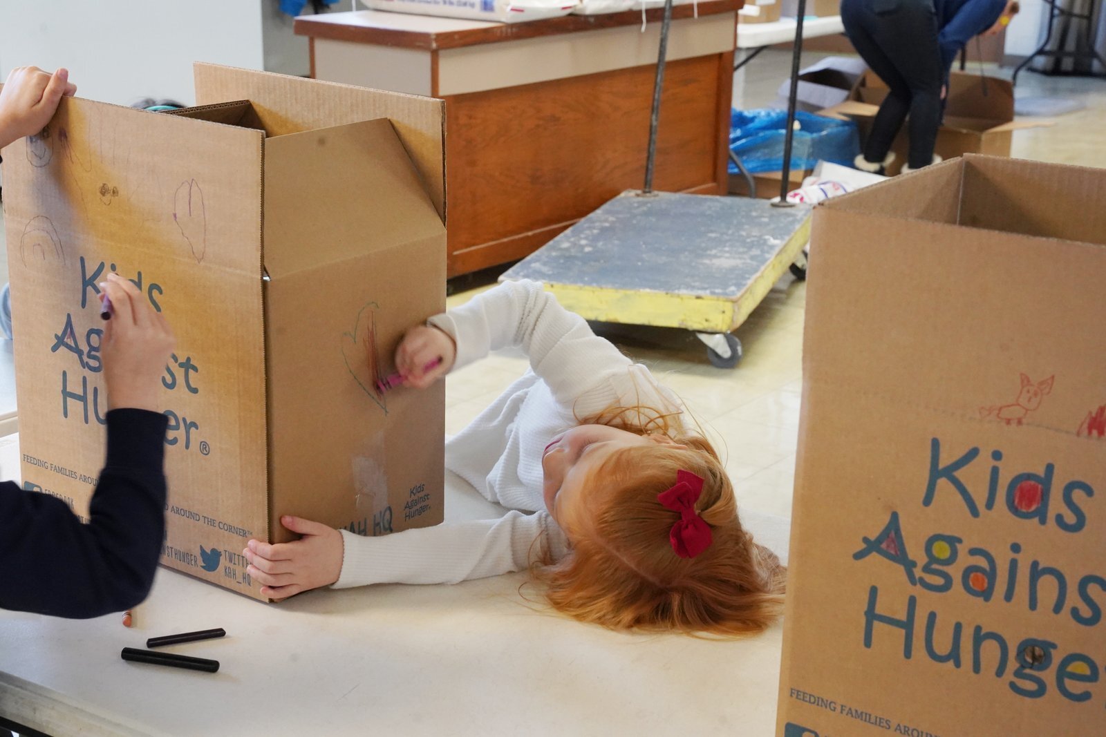 Los alumnos de preescolar de St. Augustine colaboraron en la iniciativa solidaria del día decorando las cajas con crayones.
