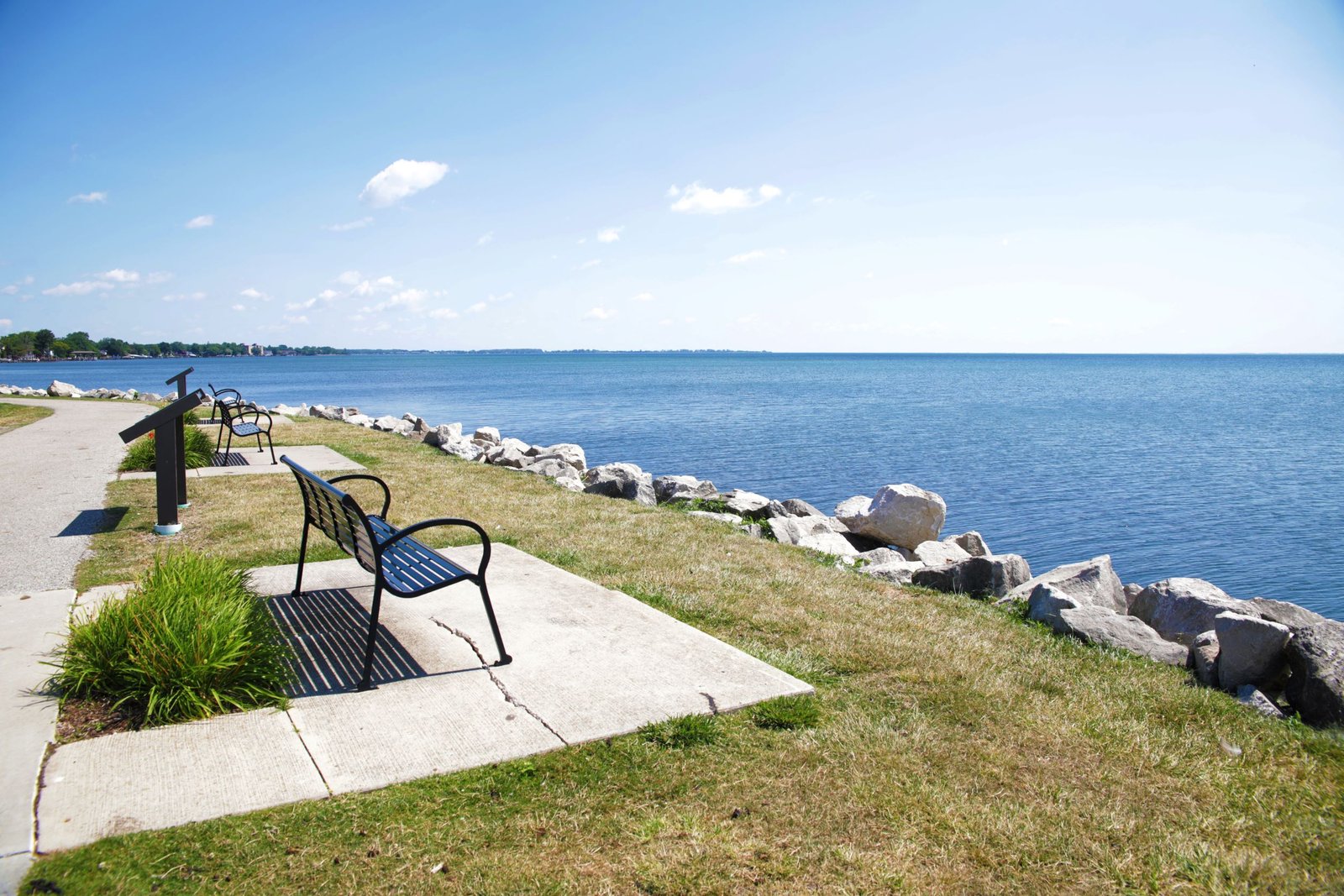 Clair Shores, el lugar donde, según algunas estimaciones, se encuentran los restos de la Misión de St. Felicity del siglo XIX, ocultos en el fondo del lago. La línea de costa está entre 300 y 500 pies más adentro que el lugar donde se dice que el padre Philip Dejean estableció por primera vez St. Felicity en 1826 en una "lengua" de tierra en lo que entonces se llamaba L'Anse Cruise Pointe. (Daniel Meloy | Detroit Catholic)