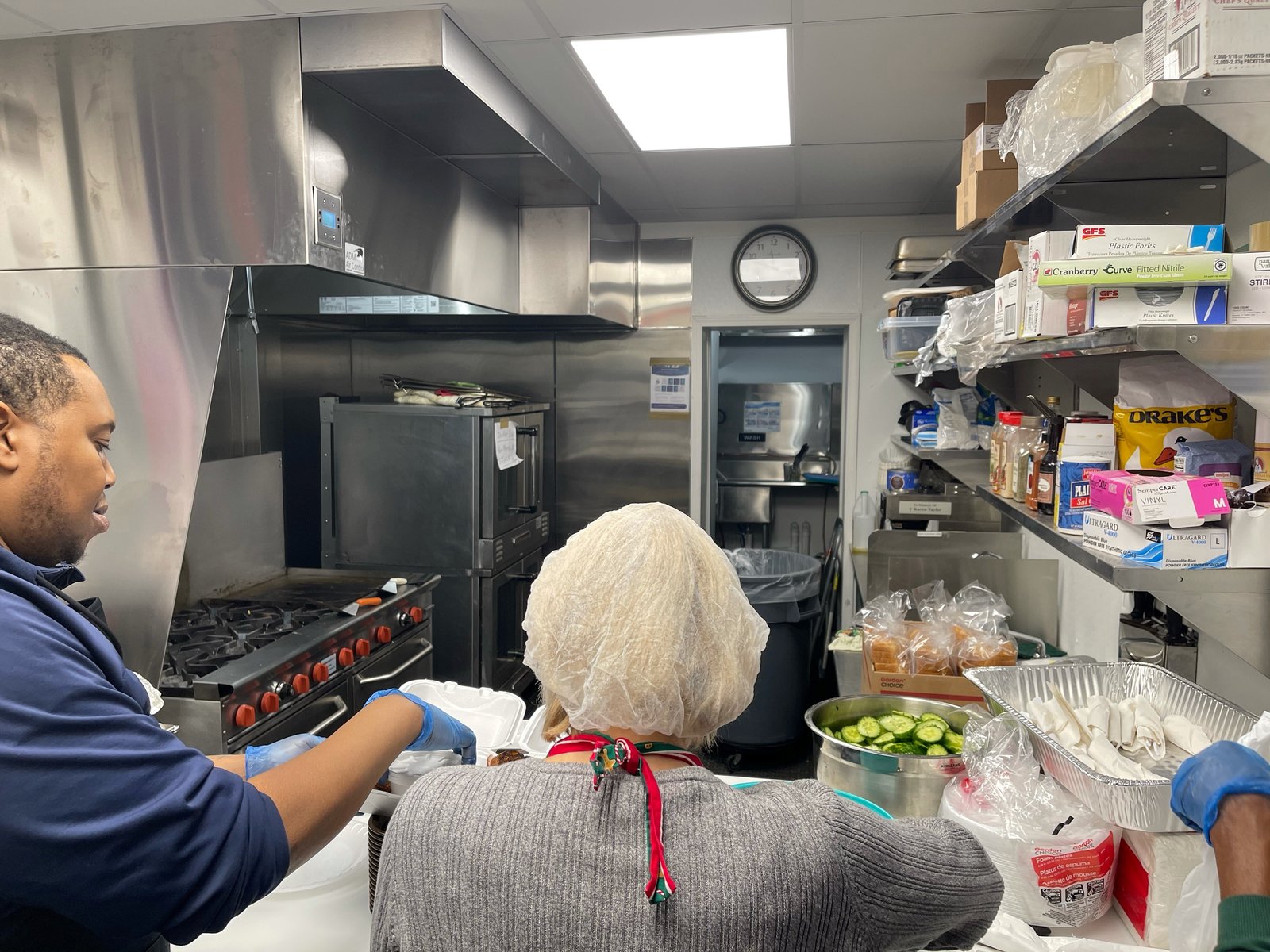 El espacio de la cocina comercial en el Centro para las Obras de Misericordia permite que las comidas se sirvan ya sea para cenar o para llevar, y el comedor tiene capacidad para 36 personas.
