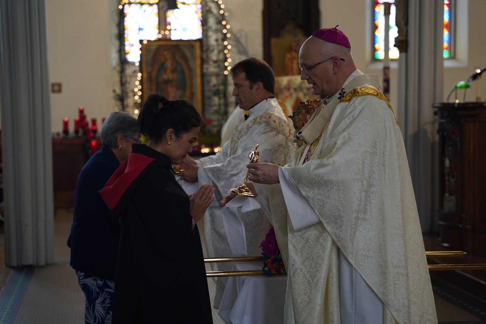 Stephanie Le, de Malta, venera una reliquia de Santa Ana al finalizar la Misa en la Parroquia Most Holy Trinity durante la Solemnidad de San Joaquín y Santa Ana.