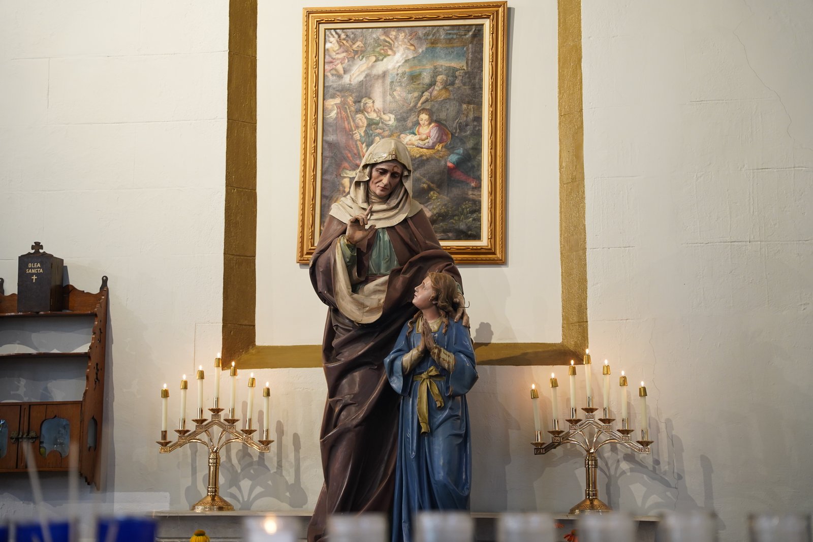 Una estatua de Santa Ana enseñando a la joven Santísima Virgen María en la Iglesia Most Holy Trinity en el barrio Corktown de Detroit. La mayoría de las parroquias de la Arquidiócesis de Detroit tienen una estatua de Santa Ana, patrona de la Arquidiócesis de Detroit. La devoción a Santa Ana comenzó en la región tras la llegada a la zona sureste de Michigan de colonos procedentes de la región francesa de Bretaña.