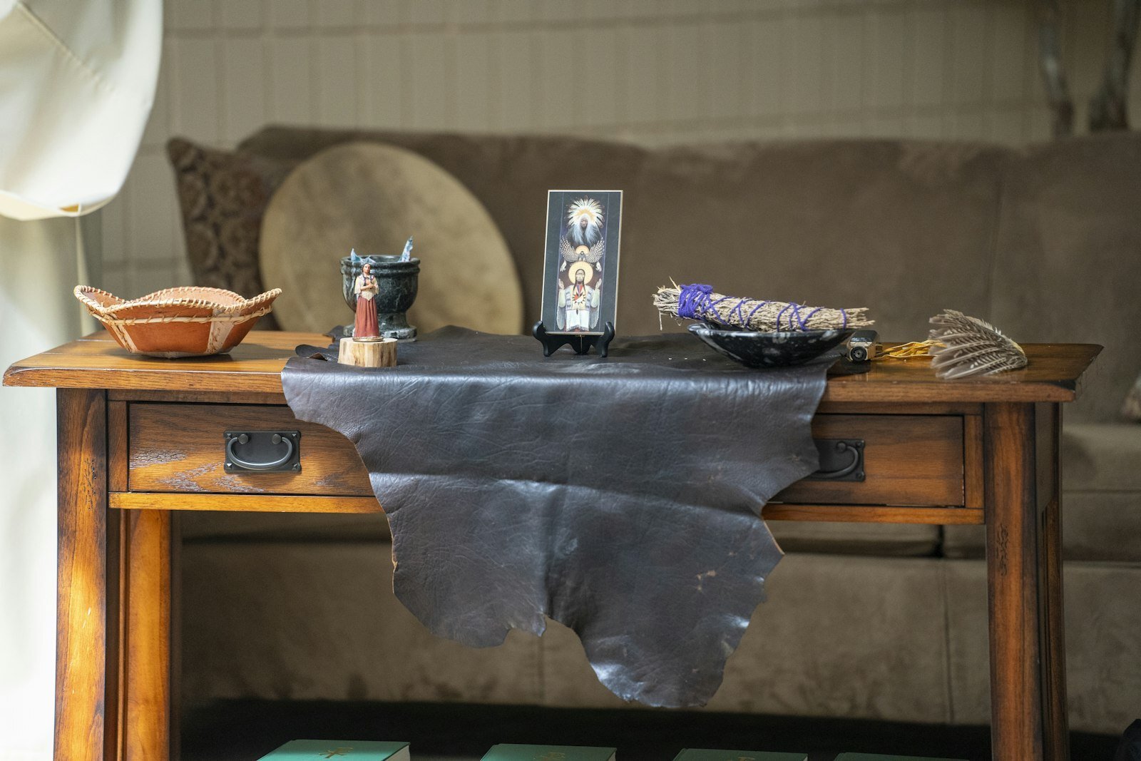 El Diácono Morello comparó tanto el ritual de purificación con hierbas como la ofrenda de tabaco con el uso de incienso en la Misa.