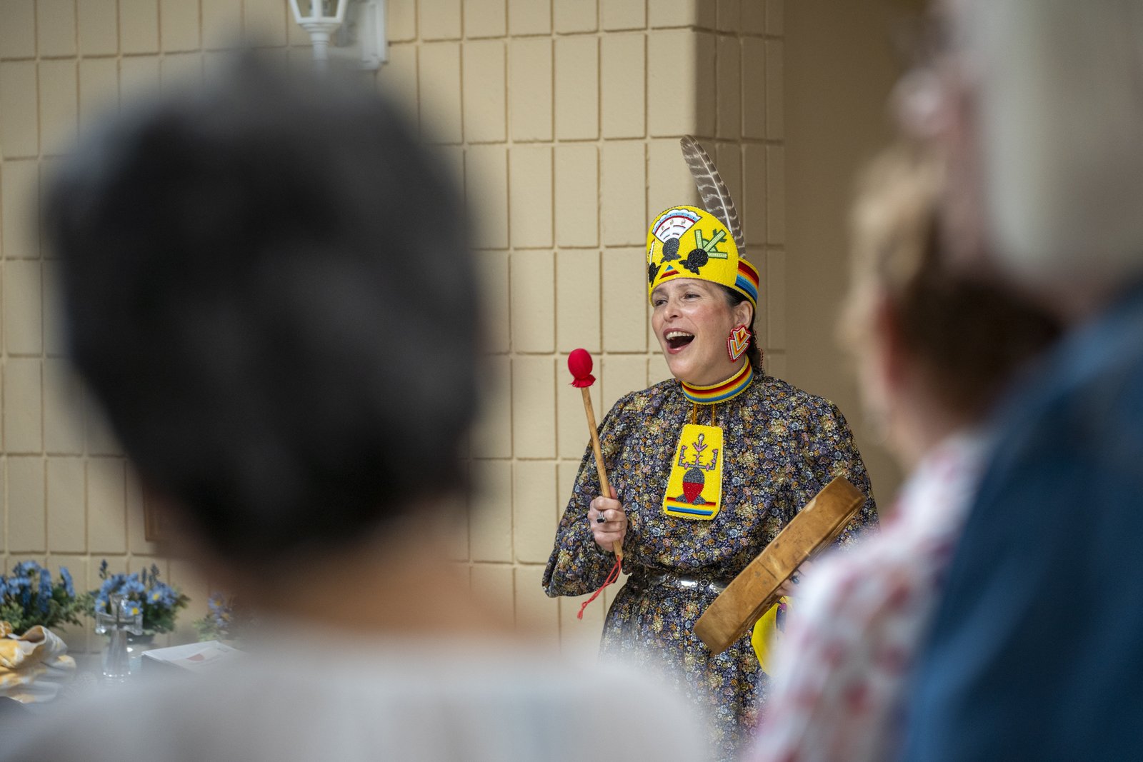 Yarenda’ Nde Yachondriak opened the service with a smudging with aromatic sweetgrass, followed by a welcome song and dance in the Native way.