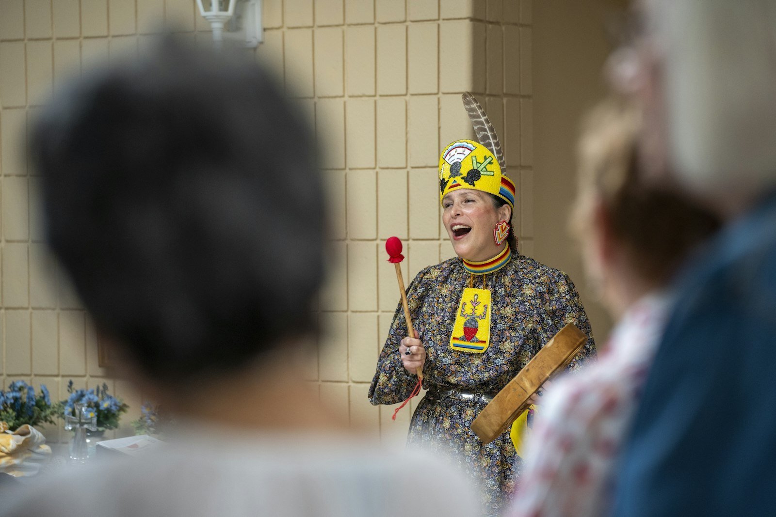 Yarenda’ Nde Yachondriak inició la ceremonia con un rito de purificación utilizando hierba dulce aromática, seguida de una canción de bienvenida y una danza al estilo nativo.