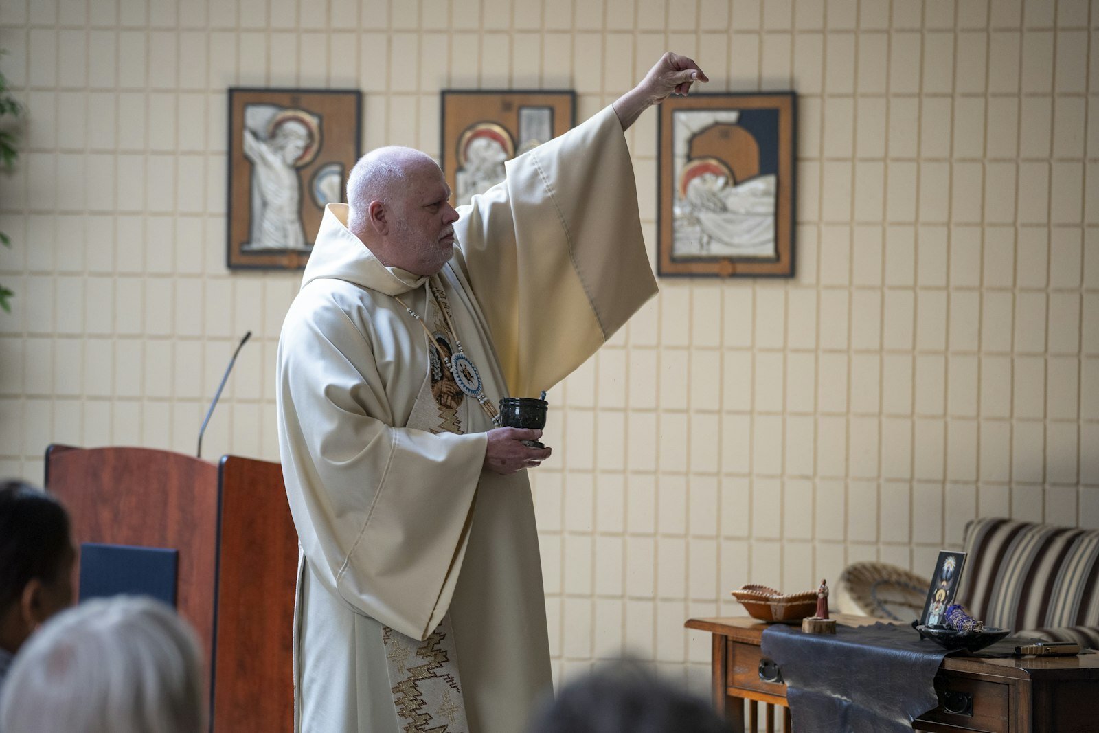 El Diácono Steven Morello, miembro de la Tribu Sault Ste. Marie de Chippewa por parte materna, es el misionero de la Arquidiócesis de Detroit para los nativos americanos. Durante el servicio de oración, ofreció una plegaria y un regalo de tabaco al Espíritu Santo en las cuatro direcciones.