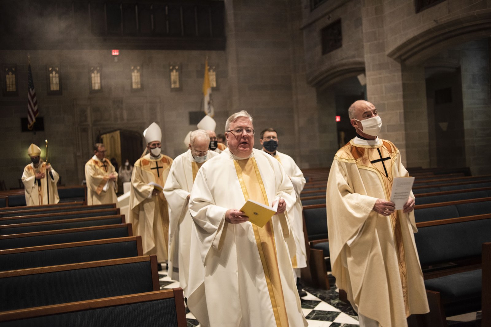 El clero de la Arquidiócesis de Detroit encabezó la procesión para comenzar la Misa del quinto aniversario del Sínodo 16 en la Catedral del Santísimo Sacramento.