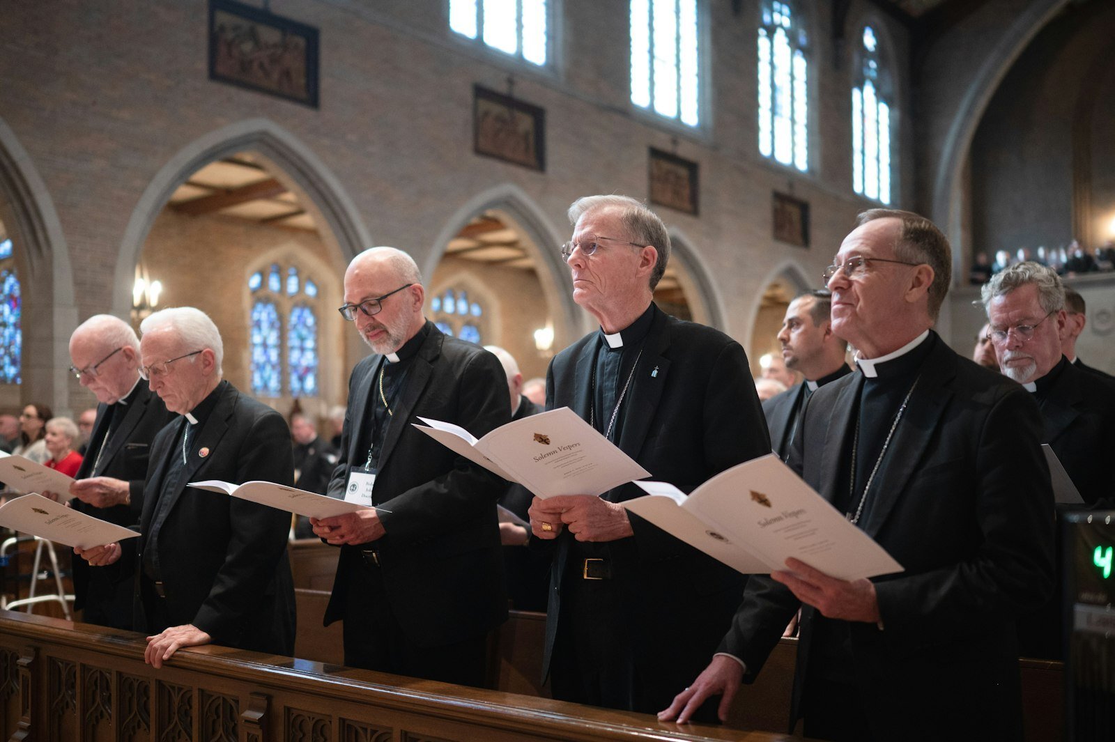 Sacerdotes y obispos rezan el 17 de marzo durante un servicio solemne de vísperas antes de la Misa de instalación del Arzobispo designado Weisenburger. (Tim Fuller | Special to Detroit Catholic)
