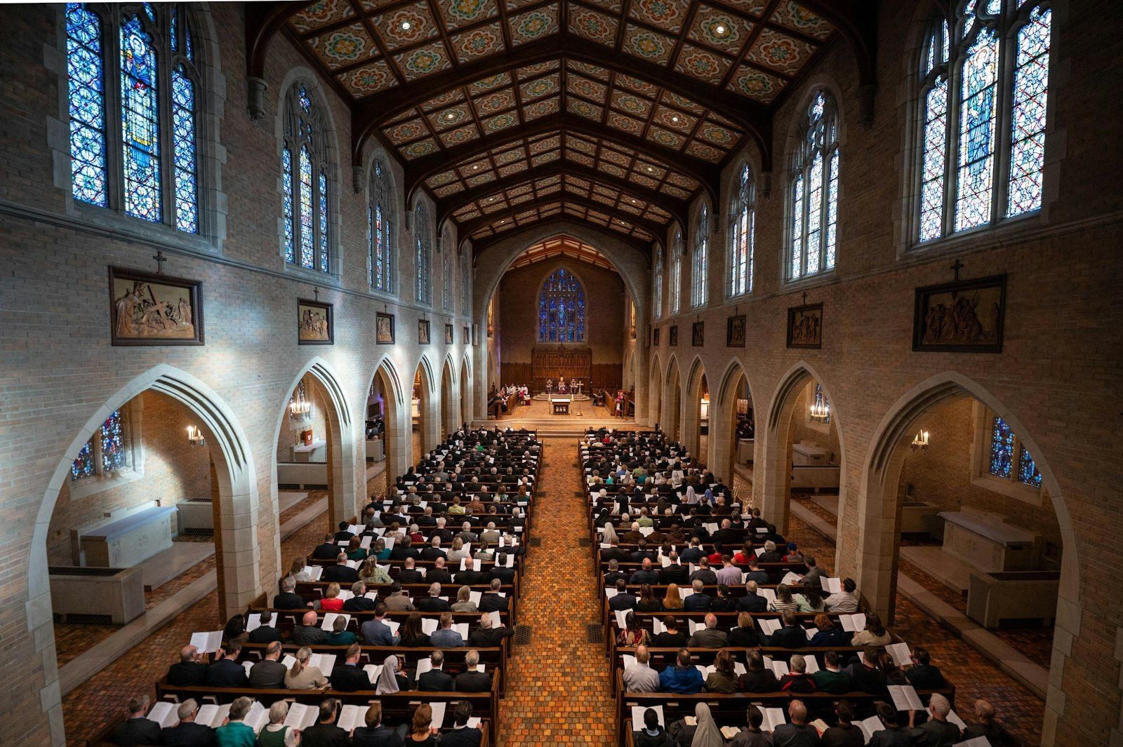 La respuesta del Arzobispo designado Weisenburger a la petición de la Iglesia de Detroit de "ver a Jesús" es ofrecerles, como dice su lema, el "Cordero de Dios", que alimenta a su pueblo con la palabra y los sacramentos, dijo el Arzobispo Vigneron. (Tim Fuller | Especial para Detroit Catholic)