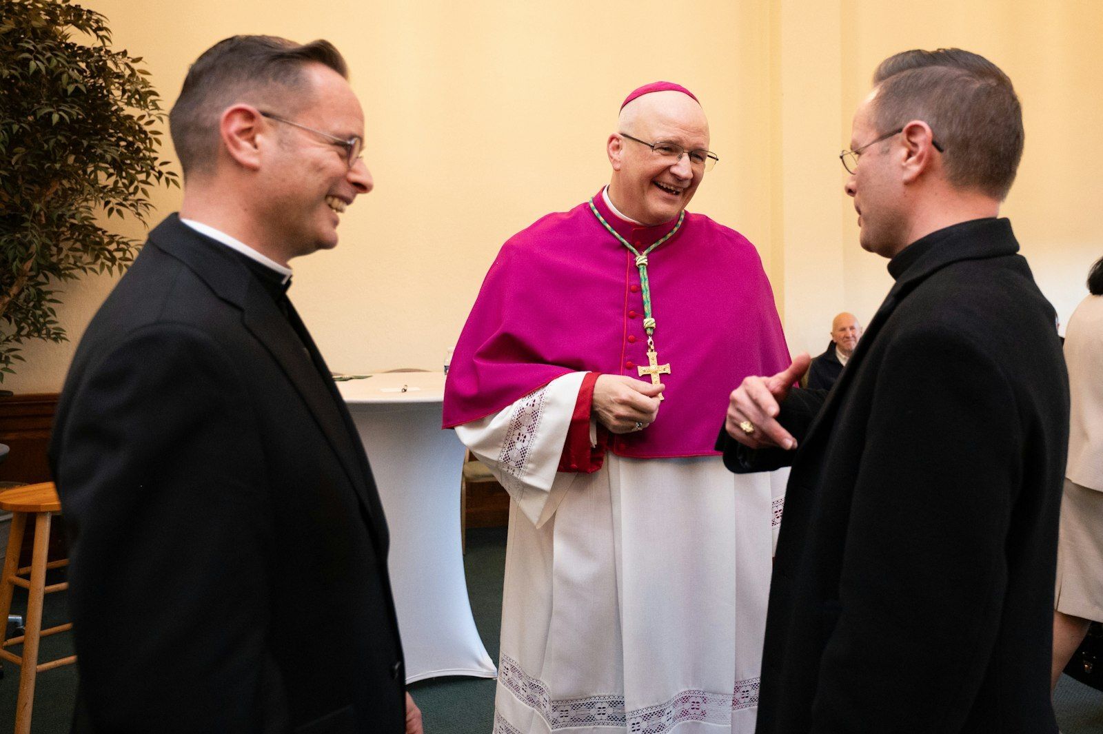 El Arzobispo designado Weisenburger conversa con el P. James Arwady y su hermano, el P. Raymond Arwady, después del servicio de vísperas. (Tim Fuller | Especial para Detroit Catholic)
