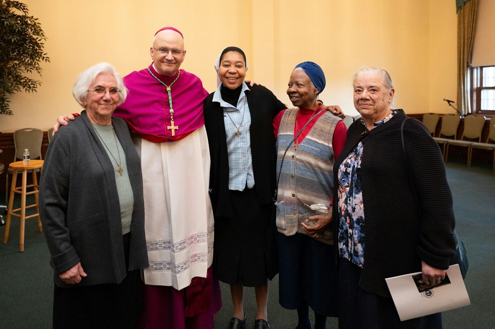 "Es una persona accesible, divertida y sencilla, pero sobre todo, es un gran líder", dijo Luci Larson, miembro de St. Elizabeth Ann Seton Parish en Salina, quien viajó a Detroit para la ceremonia de instalación. (Tim Fuller | Especial para Detroit Catholic)