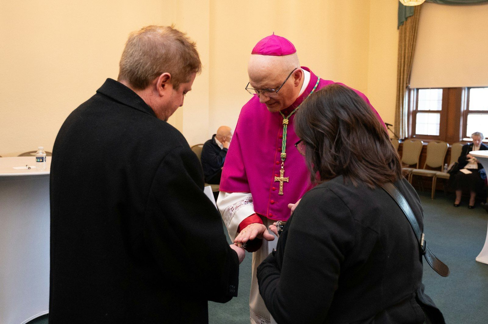 Al saludar a los fieles después de la celebración, el Arzobispo designado Weisenburger ofreció una bendición y oraciones. (Tim Fuller | Especial para Detroit Catholic)