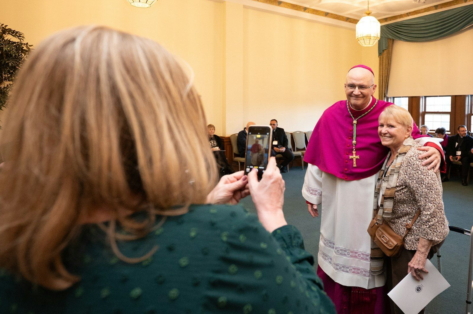 El Arzobispo designado Weisenburger posa para las fotos en el Salón del Obispo Gallagher en el Sacred Heart Major Seminary después de las vísperas de bienvenida el 17 de marzo. (Tim Fuller | Especial para Detroit Catholic)