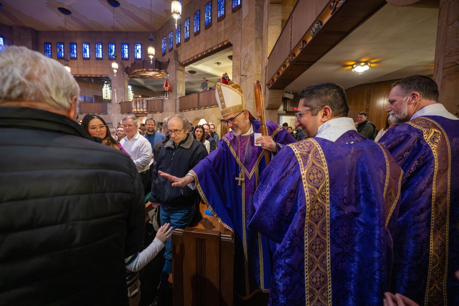 El cardenal Pizzaballa saluda a los fieles y conversa con las familias después de la liturgia en la basílica de Royal Oak.