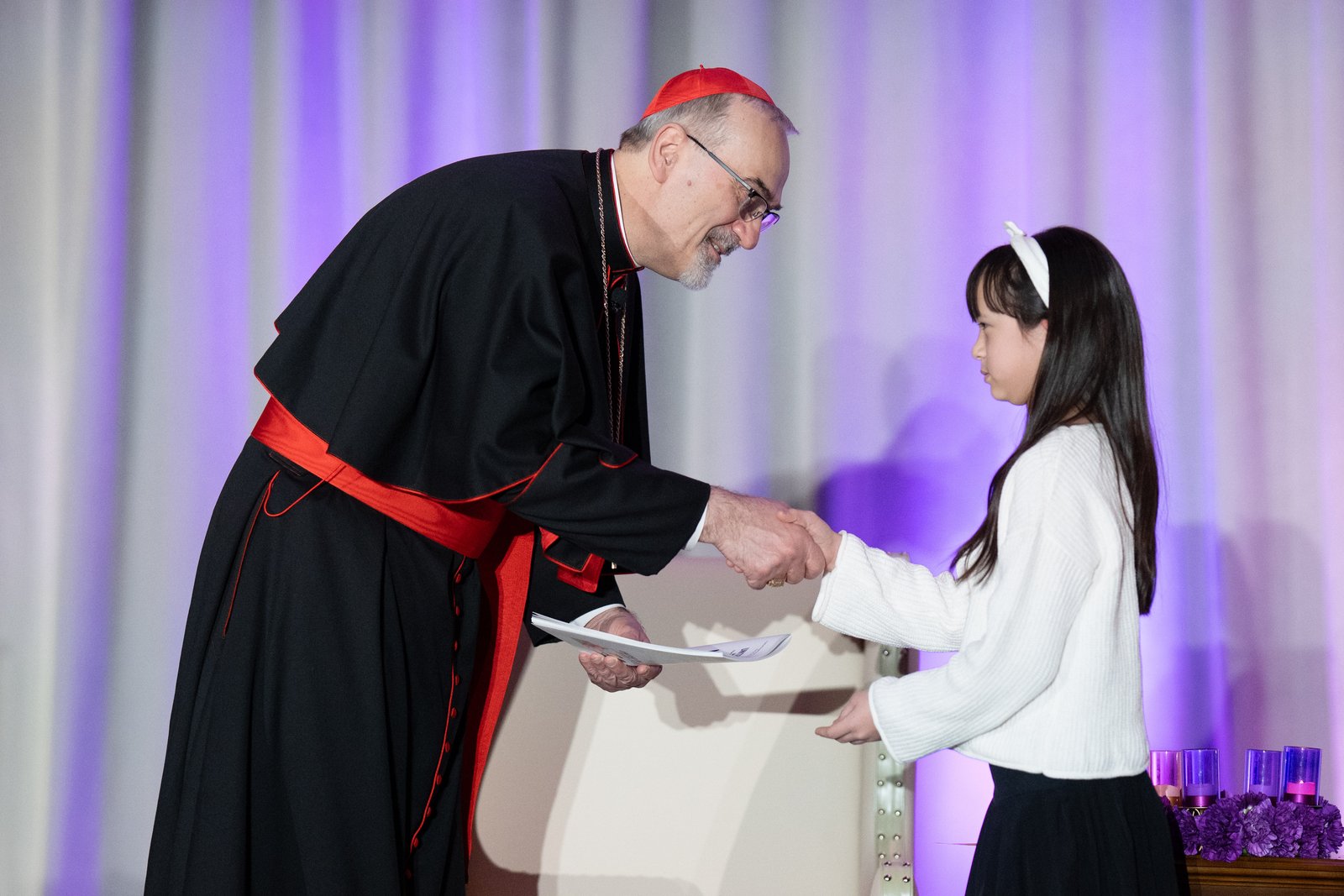 Cardinal Pizzaballa accepts a "spiritual bouquet" including 3,336 prayers and intentions offered by Catholics and students 16 schools and 53 parishes in the Archdiocese of Detroit, a gift on behalf of the local Church to spiritually support the Christian community in the Holy Land.