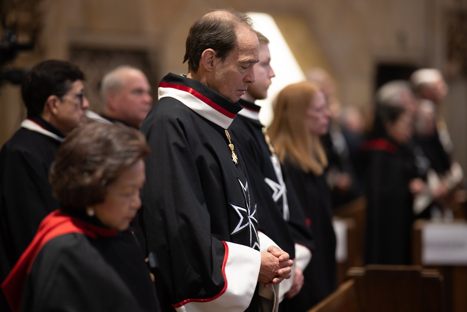 Miembros de los Caballeros y Damas de la Orden Ecuestre del Santo Sepulcro y de los Caballeros y Damas de la Orden de Malta, dos órdenes formadas por laicos y clérigos con estrechos vínculos con Tierra Santa, asistieron a la Misa en el National Shrine of the Little Flower Basilica.