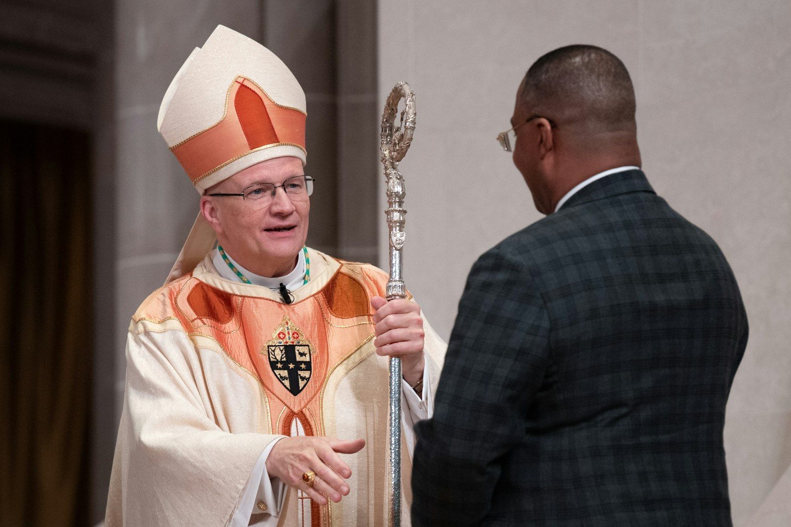 El Arzobispo Weisenburger saluda a los representantes de la Arquidiócesis de Detroit, quienes ofrecieron unas palabras de bienvenida en nombre del Cuerpo de Cristo en el sureste de Michigan. (Tim Fuller | Especial para Detroit Catholic)