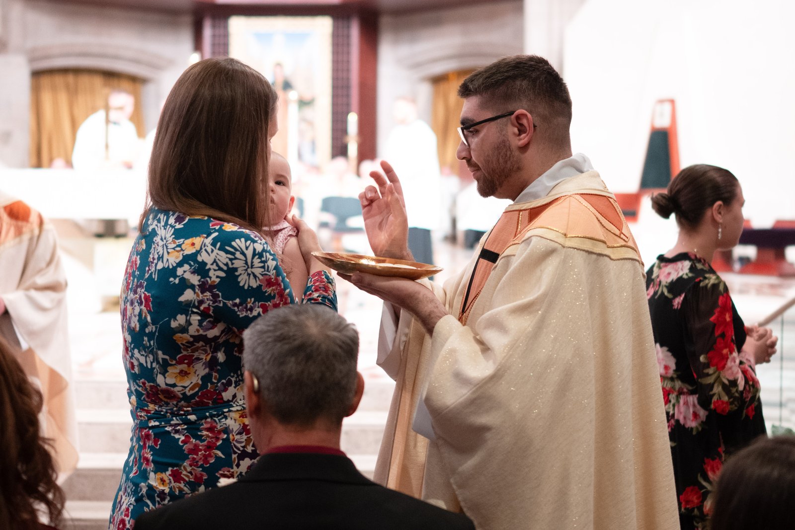 La segunda ronda de propuestas de modelos pastorales, que se dará a conocer el lunes 19 de octubre, refleja un discernimiento cuidadoso y realizado en oración, tras haberse recibido miles de comentarios de los fieles durante la primavera y el verano, señaló el arzobispo. Especialmente en el caso de parroquias donde se han celebrado bautizos, funerales, reuniones familiares y momentos especiales a lo largo de generaciones, el proceso de reestructuración refleja la gran diversidad de experiencias, sentimientos e inquietudes pastorales del pueblo de Dios en el sureste de Michigan, afirmó el arzobispo. (Tim Fuller | Colaboración especial para Detroit Catholic)