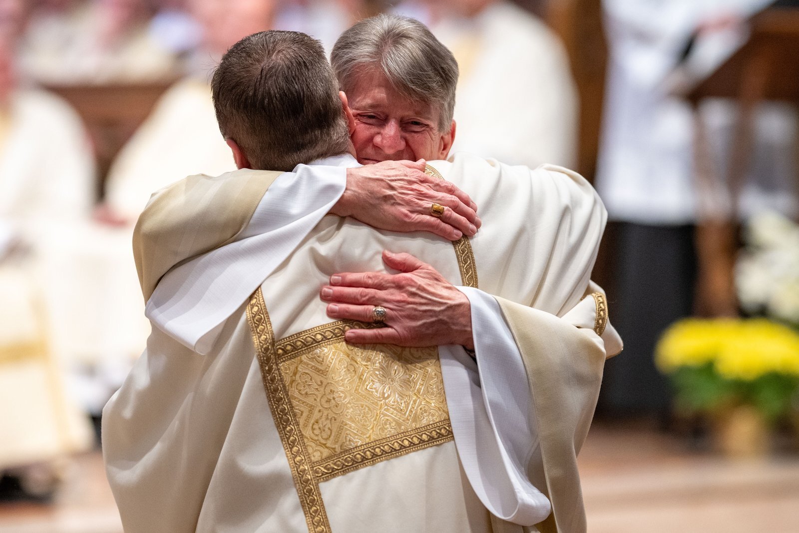 Sacerdotes de la zona acompañaron a los cuatro nuevos diáconos en el momento del revestimiento, imponiéndoles la estola y la dalmática, signos propios de su ministerio.