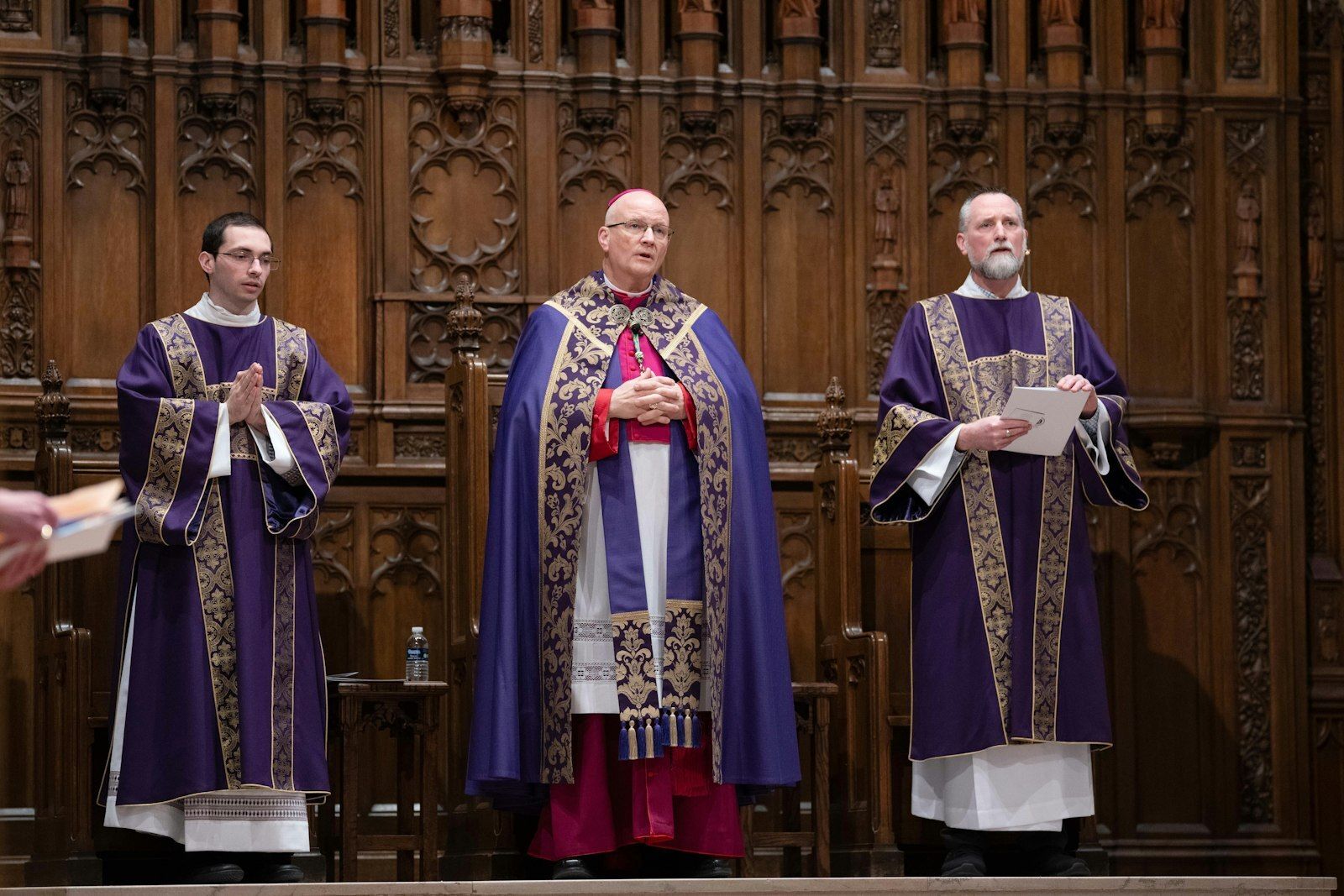La celebración de las vísperas la noche anterior a la instalación de un nuevo obispo es una tradición muy antigua en la Iglesia. Según el arzobispo Vigneron, constituye un símbolo "apropiado" del papel del obispo al llevar a Jesús a su nuevo rebaño. (Fotos de Tim Fuller | Especial para Detroit Catholic).