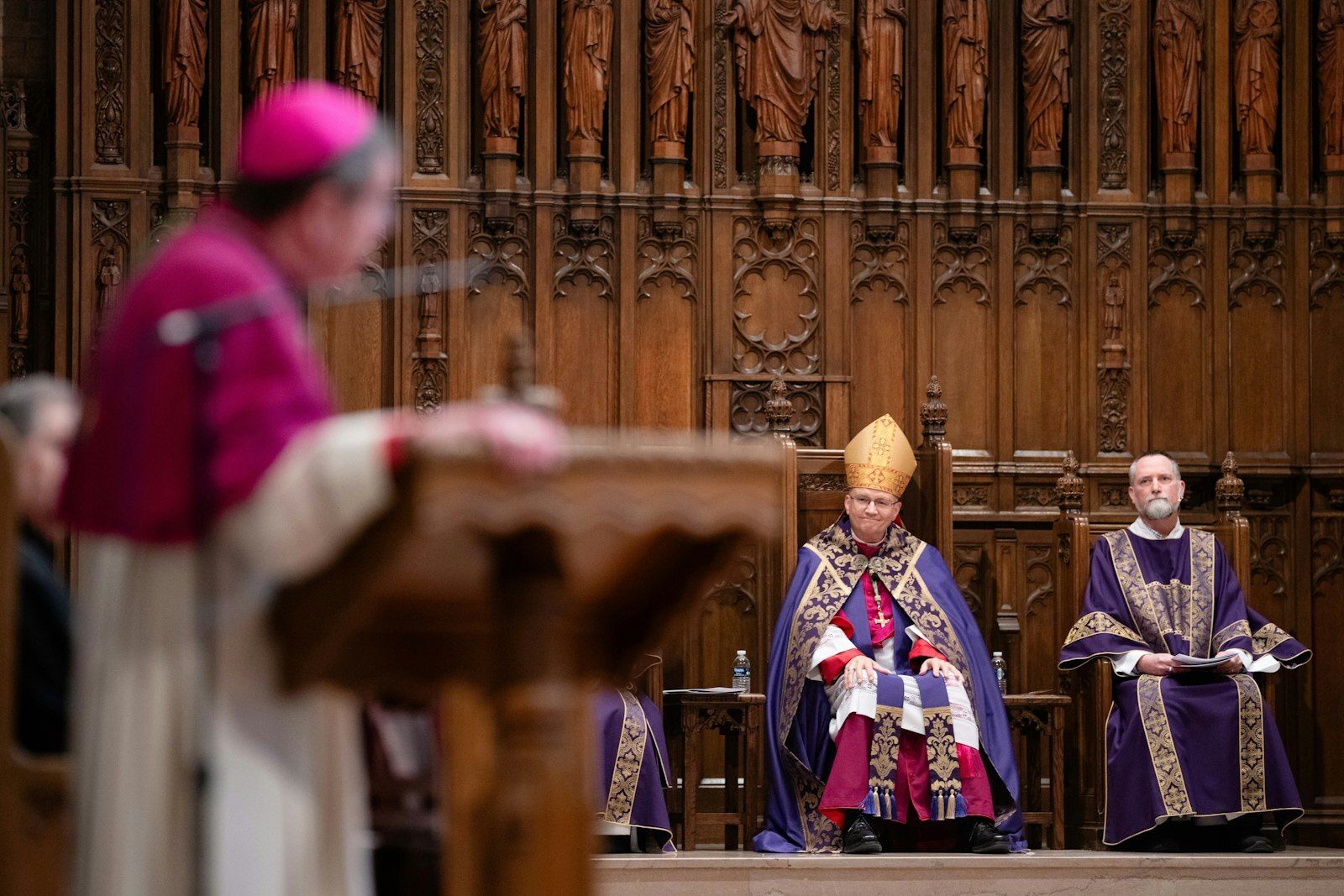 El Arzobispo designado Weisenburger sonríe mientras el Arzobispo Vigneron agradece a Dios por enviar a la Arquidiócesis de Detroit un pastor "a quien podemos presentar nuestra petición de ver a Jesús". El Arzobispo Vigneron, quien ofreció la homilía durante el servicio de oración, dijo que la dedicación del Arzobispo designado Weisenburger como guía traerá grandes bendiciones a la Iglesia de Detroit. (Tim Fuller | Especial para Detroit Catholic)