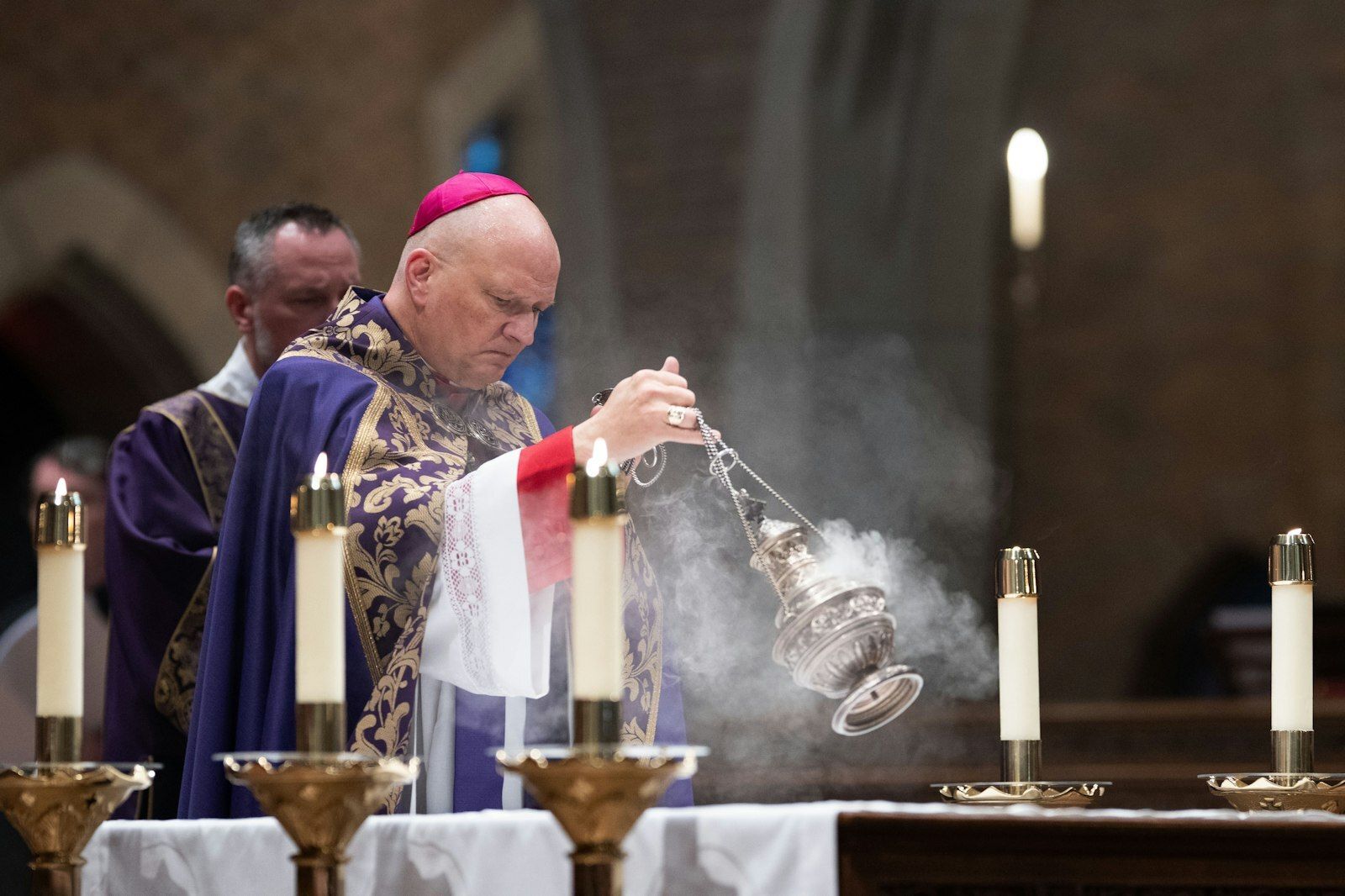 El Arzobispo designado Weisenburger bendice el altar mientras preside las vísperas solemnes en el Sacred Heart Major Seminary la noche antes de su instalación como el sexto arzobispo de Detroit. (Tim Fuller | Especial para Detroit Catholic)