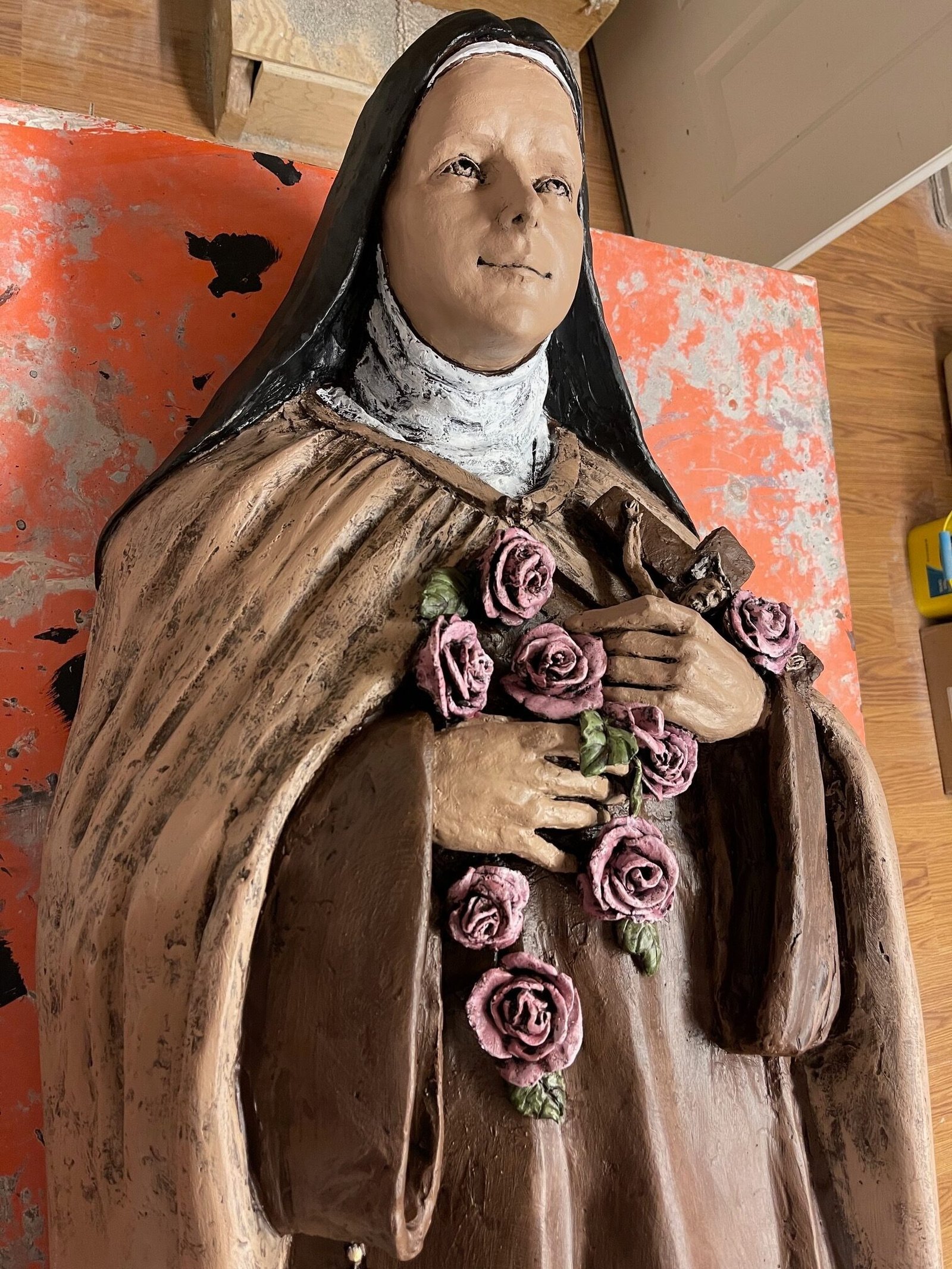 Una estatua de Santa Teresa de Lisieux creada por Suzanne Young. Durante el último año, Young se ha centrado en crear estatuas más pequeñas para hogares, oficinas y devociones privadas. (Cortesía de Suzanne Young)