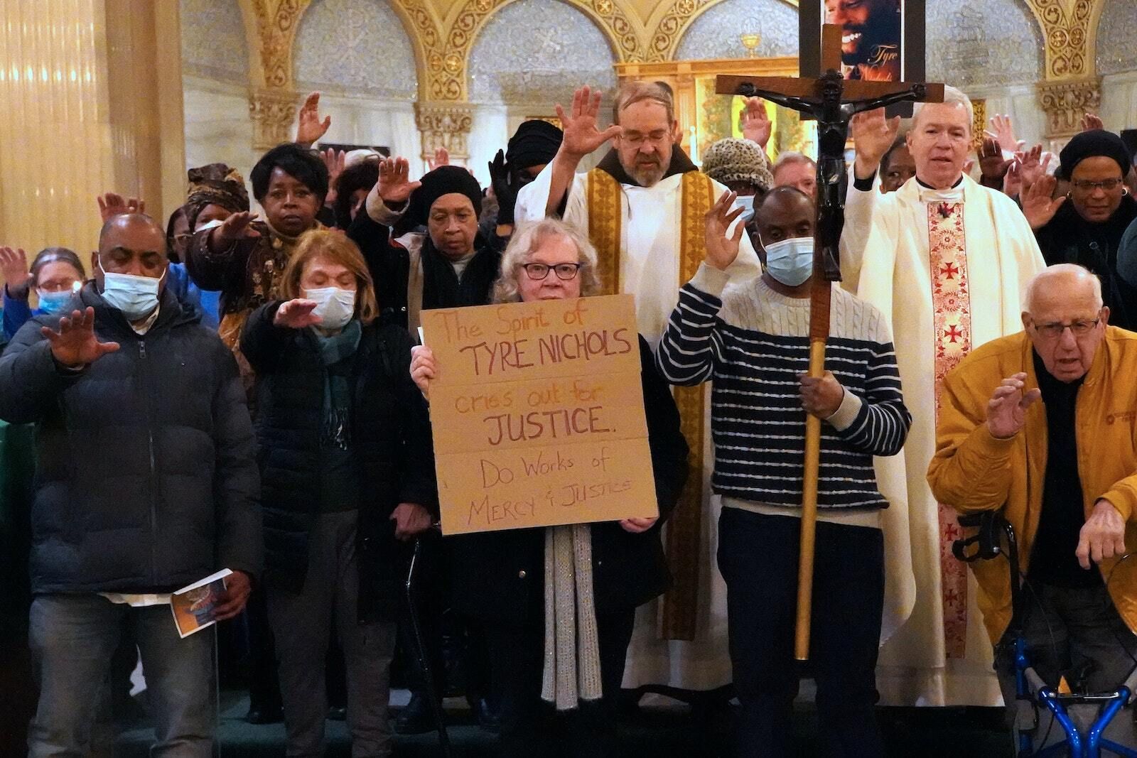 Feligreses y sacerdotes de la parroquia de St. Augustine and St. Monica Parish, en la zona este de Detroit, y de las parroquias de los alrededores se reúnen junto al altar para rezar por Tyre Nichols, su familia y las familias de los cinco policías de Memphis acusados de asesinato en segundo grado en febrero de 2023. Monseñor Trapp instó a los feligreses a ver la presencia de Cristo en los demás. (Daniel Meloy | Detroit Catholic)