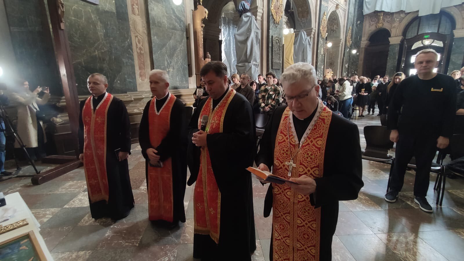 Bishop Monforton, right, prays with members of the Ukrainian Catholic Church in Lviv, Ukraine, during a personal visit of solidarity Oct. 18-22. Lviv's mayor, Andriy Sadovyi, is pictured behind Bishop Monforton. Bishop Monforton said Sadovyi told him Lviv loses one to three soldiers each day the war continues.