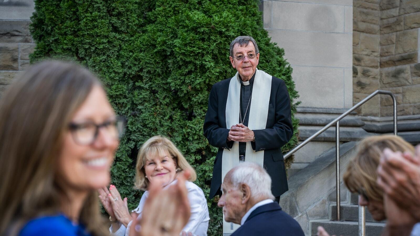 El Arzobispo Vigneron sonríe durante la bendición de una nueva gruta dedicada a Nuestra Señora de Lourdes en la Cathedral of the Most Blessed Sacrament el 3 de octubre de 2023. Al comienzo de la pandemia del COVID-19, el arzobispo se comprometió a construir una gruta "como muestra duradera de nuestra gratitud" por la protección de la Santísima Virgen María. (Valaurian Waller | Detroit Catholic)
