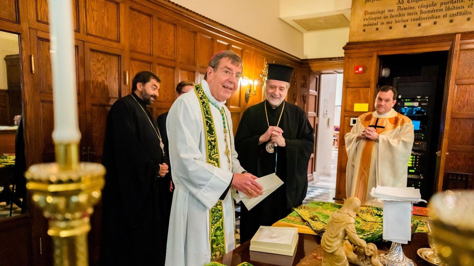 El Arzobispo Vigneron sonríe durante un encuentro con Nicholas Pissare, un obispo de la Arquidiócesis Ortodoxa Griega, en la sacristía de la Cathedral of the Most Blessed Sacrament durante la celebración de su 25º jubileo episcopal el 11 de julio de 2021. (Valaurian Waller | Detroit Catholic)