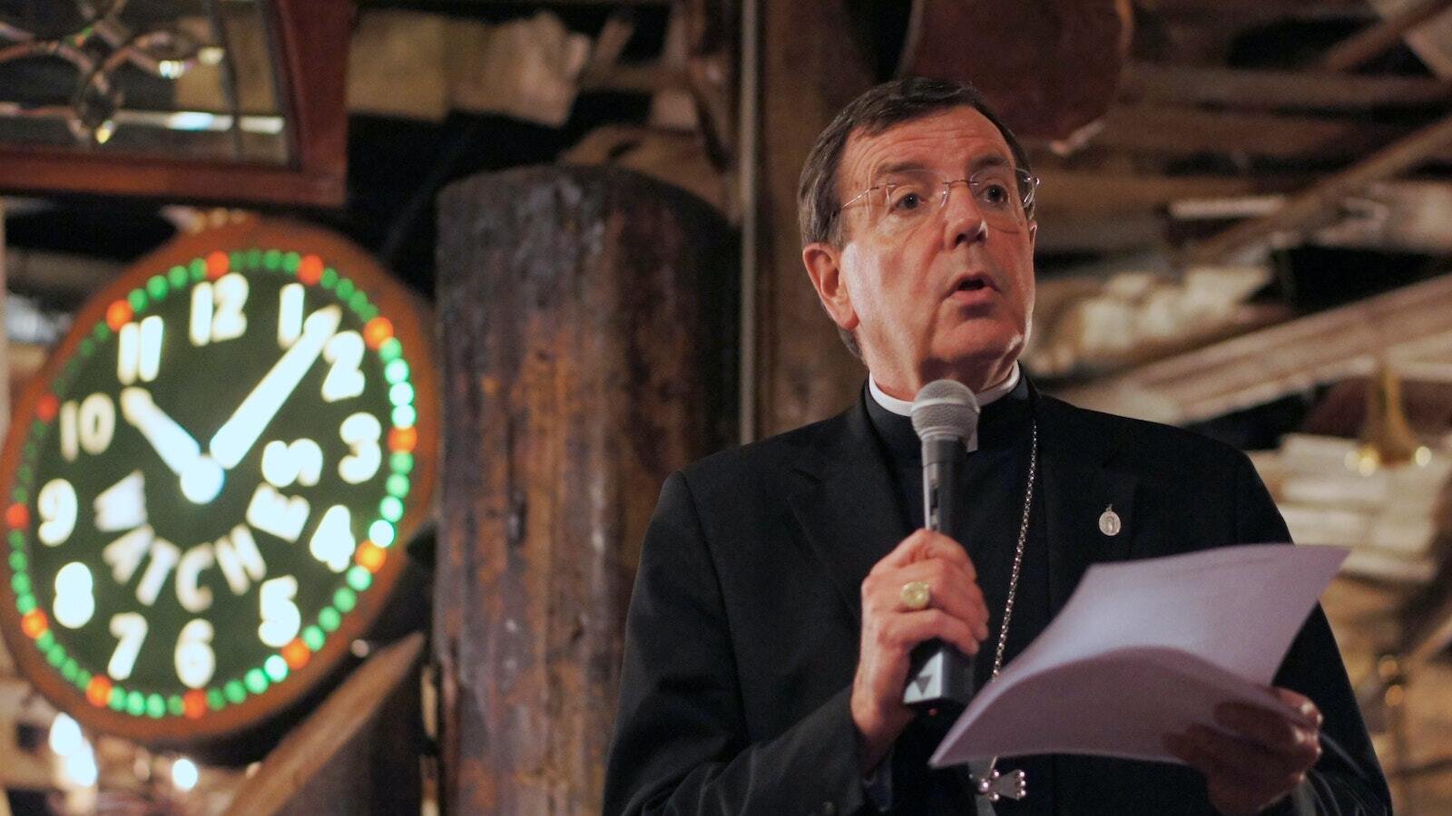 El Arzobispo Vigneron ofrece reflexiones sobre formas prácticas de vivir las obras de misericordia corporales y espirituales durante una noche de Theology on Tap el 8 de abril de 2015, en el restaurante Traffic Jam & Snug de Detroit. (Tim Hinkle | Foto de archivo de Detroit Catholic)
