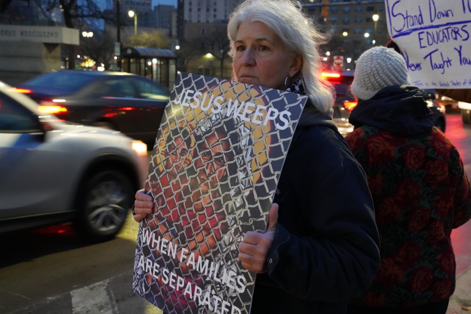 Kim Redigan, feligresa de la parroquia Gesu en Detroit y directora de pastoral en la escuela secundaria Detroit Cristo Rey, sostiene un cartel en solidaridad con las familias que han sido separadas.