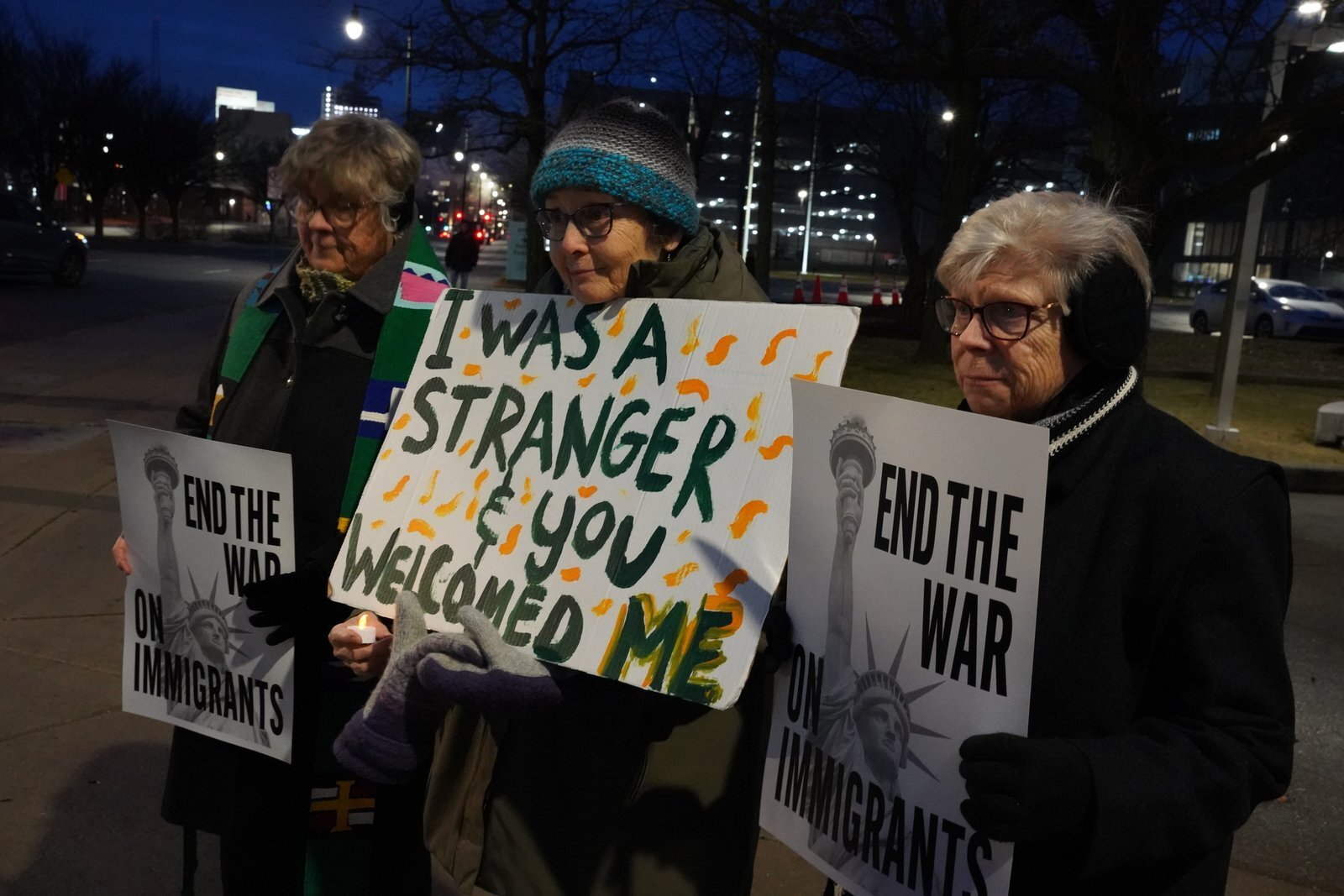 La hermana Cathey Desantis, CSJ (a la derecha), se unió a sus hermanas de la Congregación de San José para promover una política migratoria más humana. La religiosa señaló que, en medio de la frustración que generan la tensión y el discurso en torno a la inmigración en Estados Unidos, en ocasiones sienten que la única forma de actuar es manifestarse en favor de las personas migrantes.