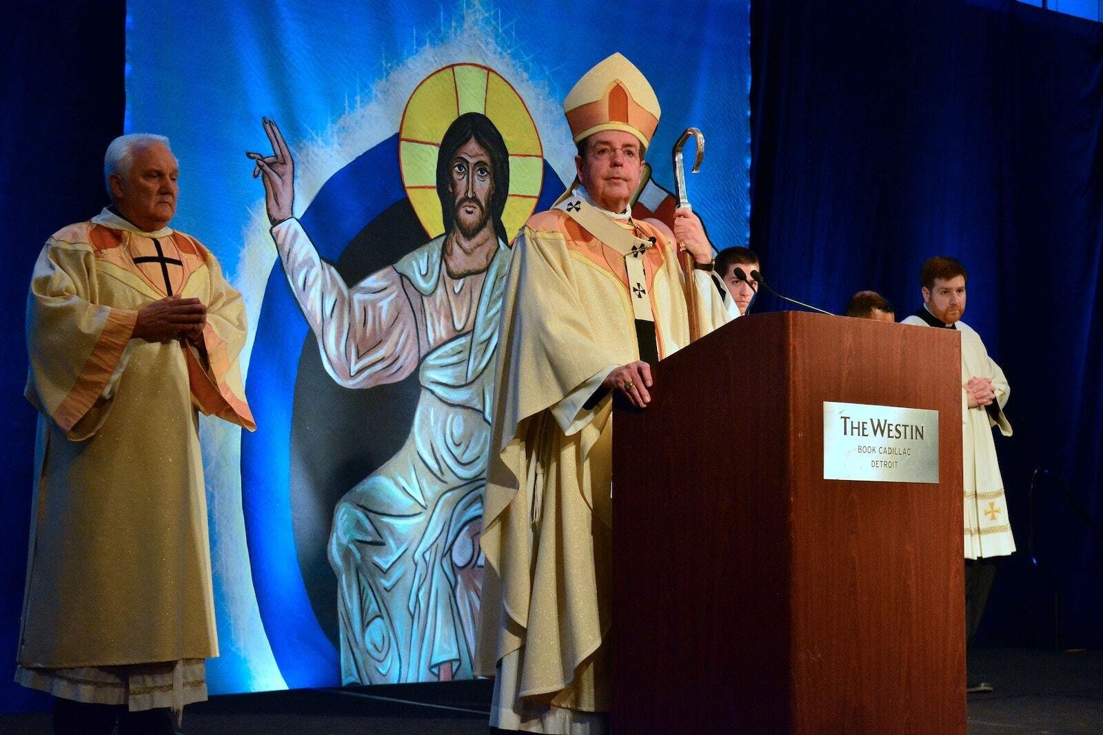 El Arzobispo Vigneron preside la sesión inaugural del Sínodo 16 en el Westin Book Cadillac el 18 de noviembre de 2016. La carta pastoral del arzobispo, "Desatar el Evangelio", que se ha convertido en un proyecto fundacional para la Iglesia local, es "un registro de las gracias y bendiciones del sínodo", dijo el arzobispo. (Michael Stechschulte | Foto de archivo de Detroit Catholic)