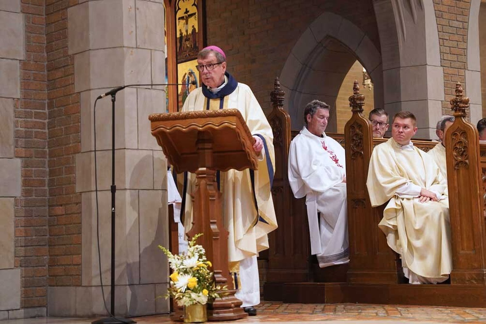 El Arzobispo emérito Allen H. Vigneron pronuncia la homilía durante la Misa en la que se unió a familiares, amigos y miembros del clero para dar gracias a Dios por sus 50 años de sacerdocio.